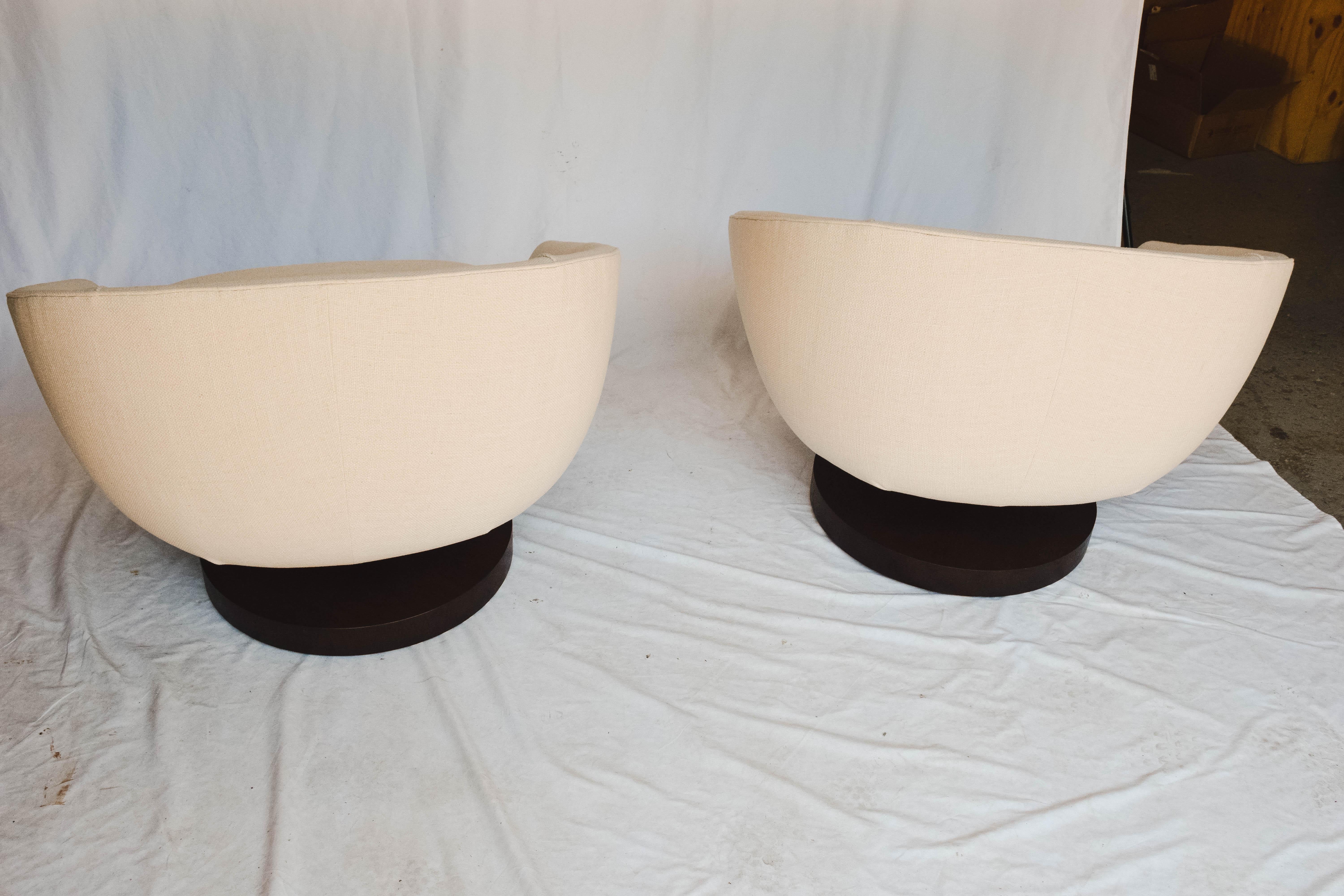 Fabric Pair of Mid-Century Modern Swivel Chairs, in the style of Milo Baughman
