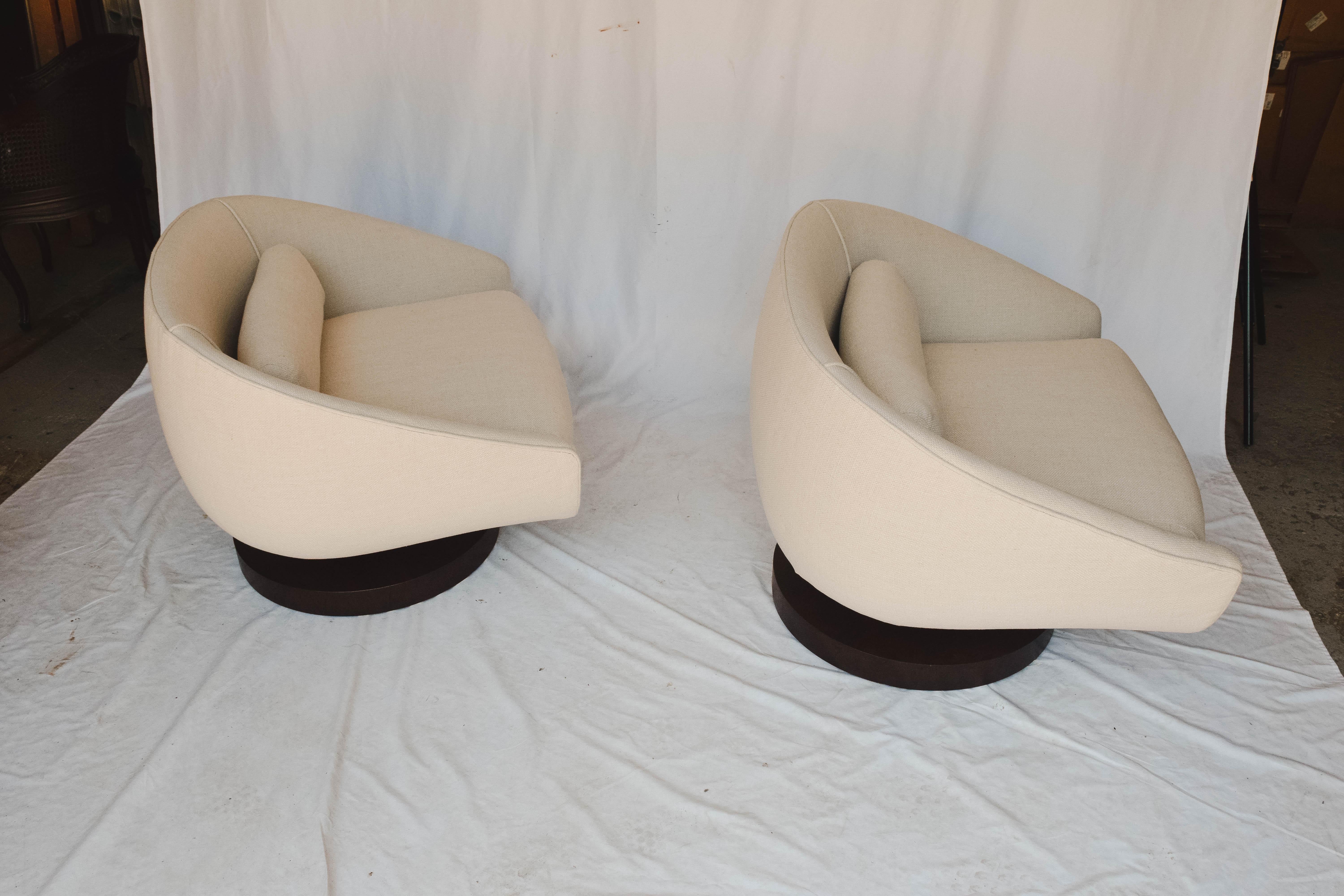 Pair of Mid-Century Modern Swivel Chairs, in the style of Milo Baughman 1