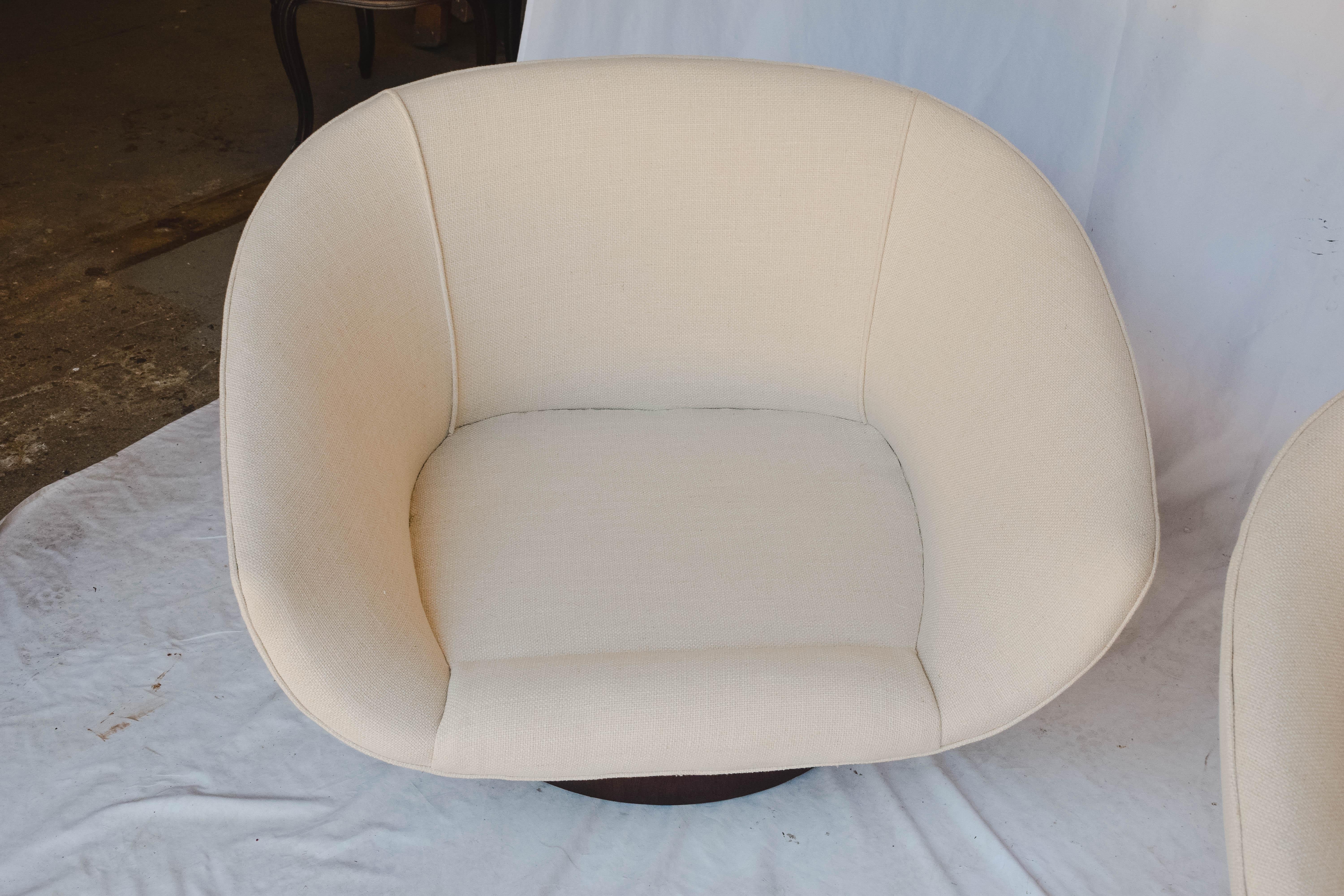 Pair of Mid-Century Modern Swivel Chairs, in the style of Milo Baughman 2