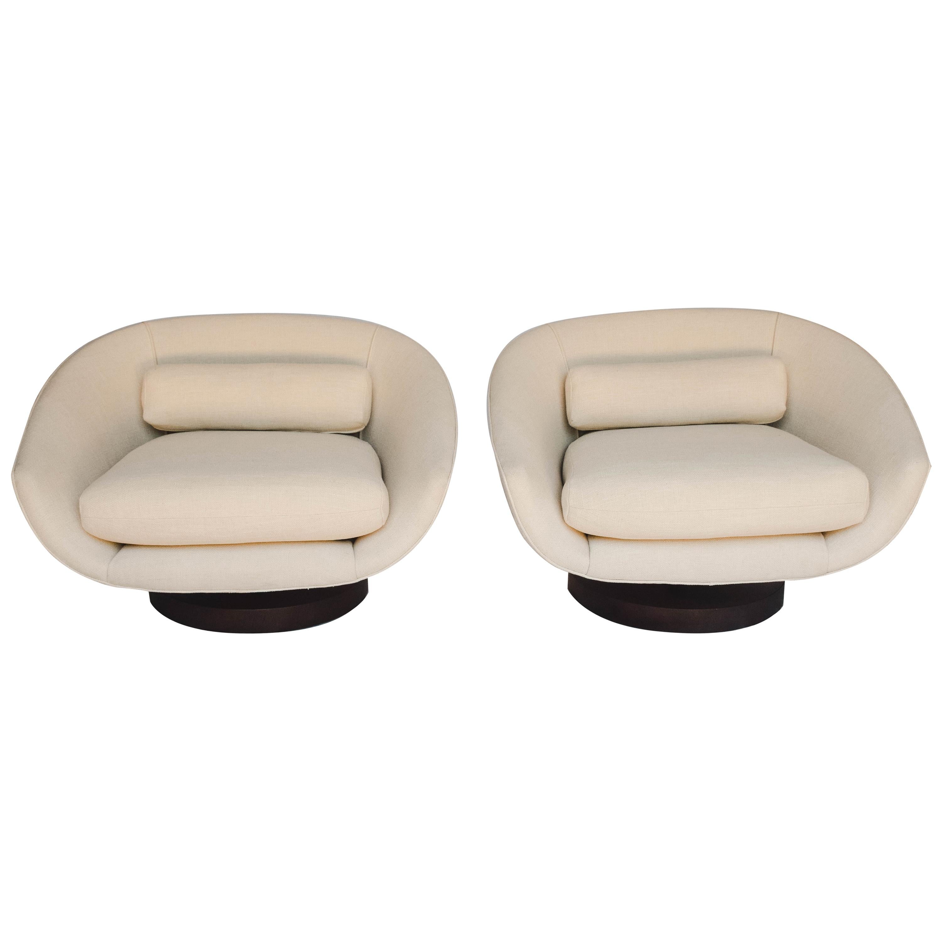 Pair of Mid-Century Modern Swivel Chairs, in the style of Milo Baughman