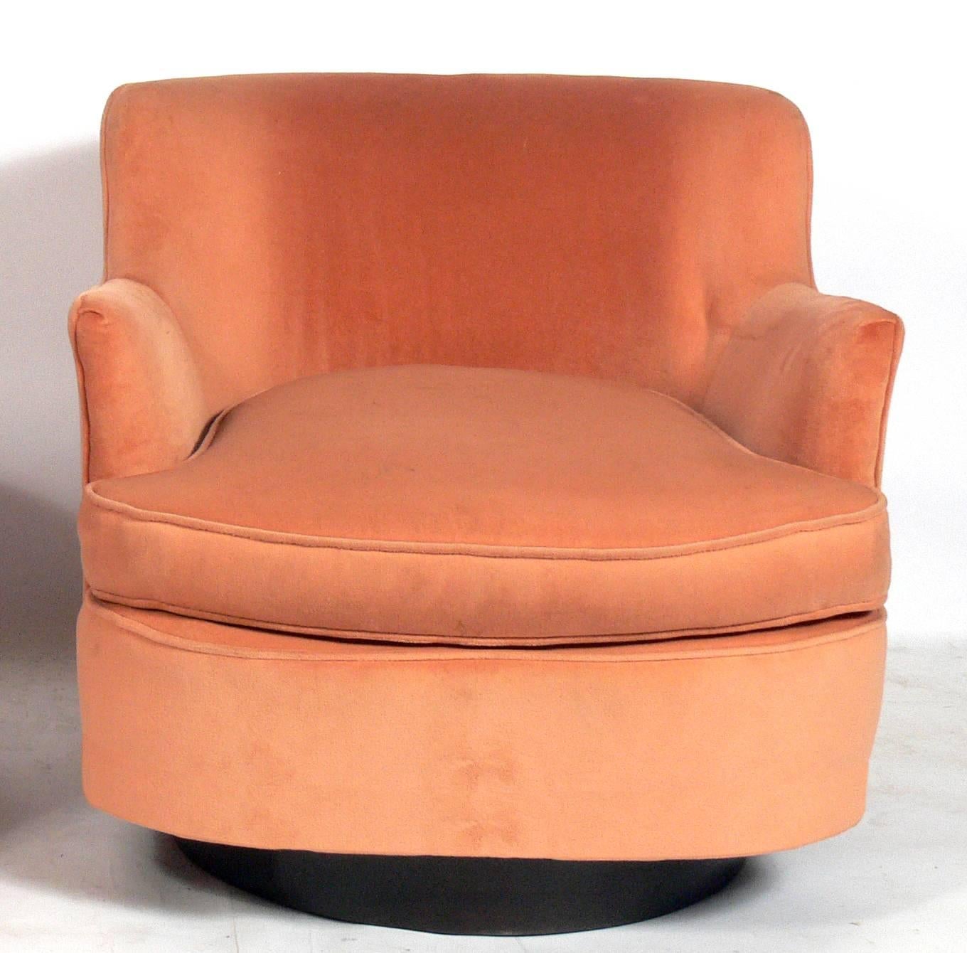 American Pair of Mid-Century Modern Swivel Lounge Chairs Attributed to Adrian Pearsall