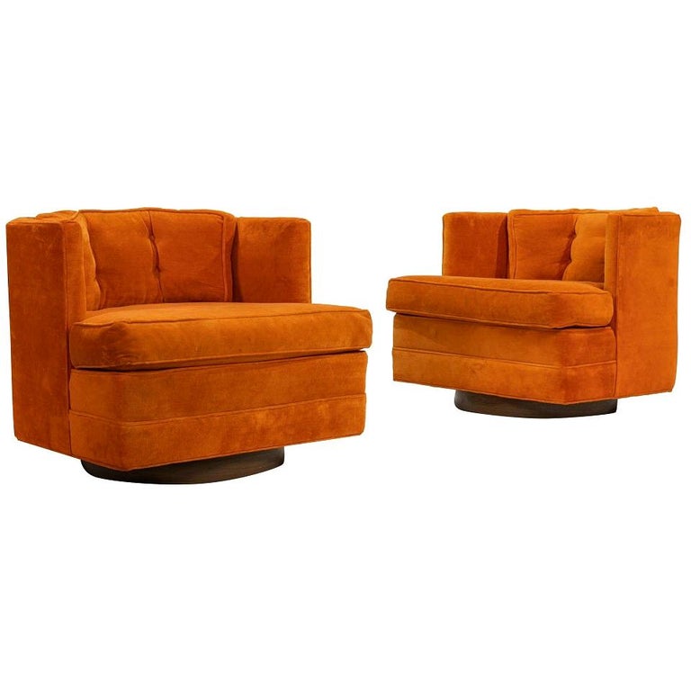 Pair of Mid-Century Modern Swivel Lounge Chairs For Sale