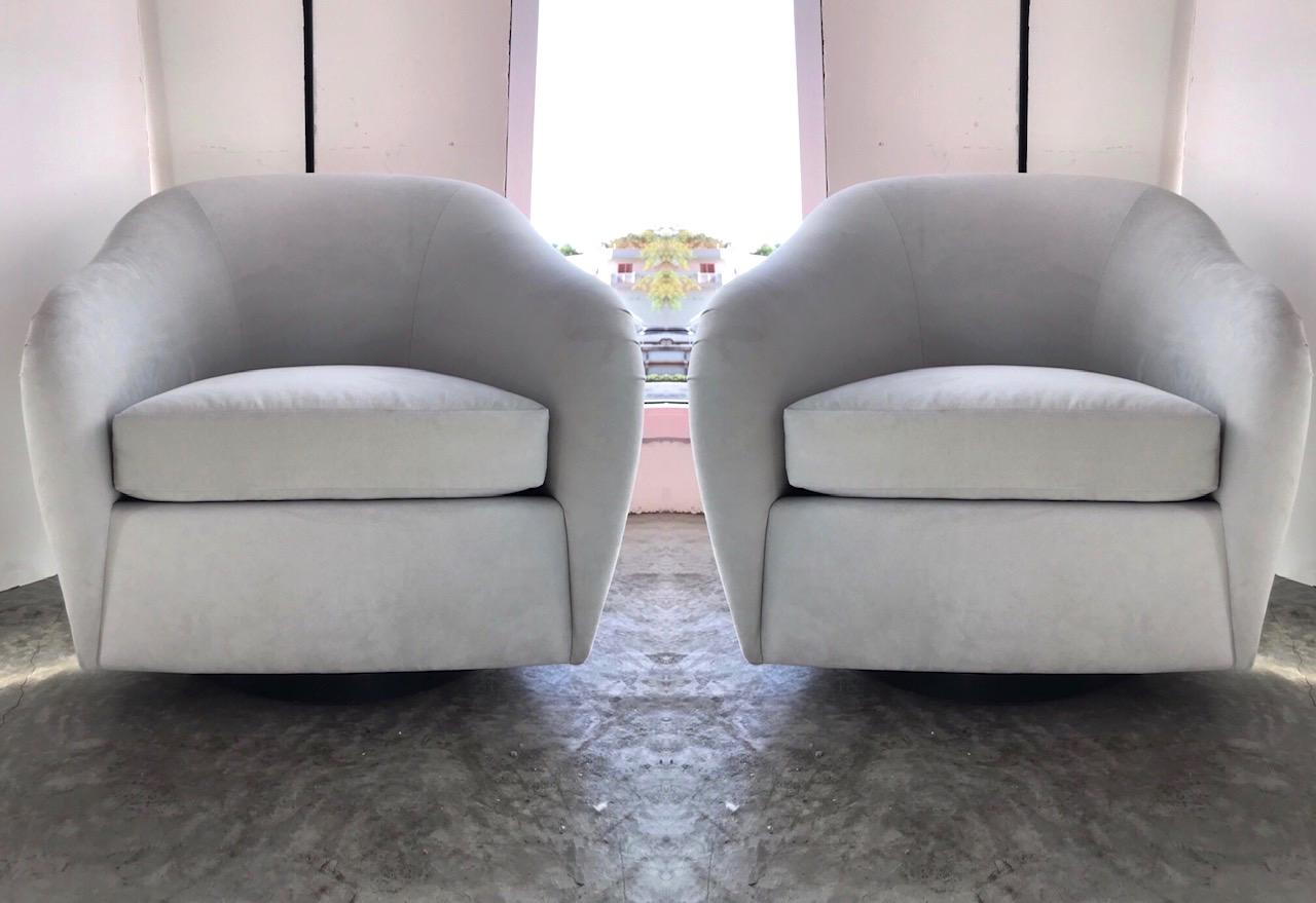 Ebonized Pair of Mid-Century Modern Swivel Lounge Chairs in Grey Suede, 1970s