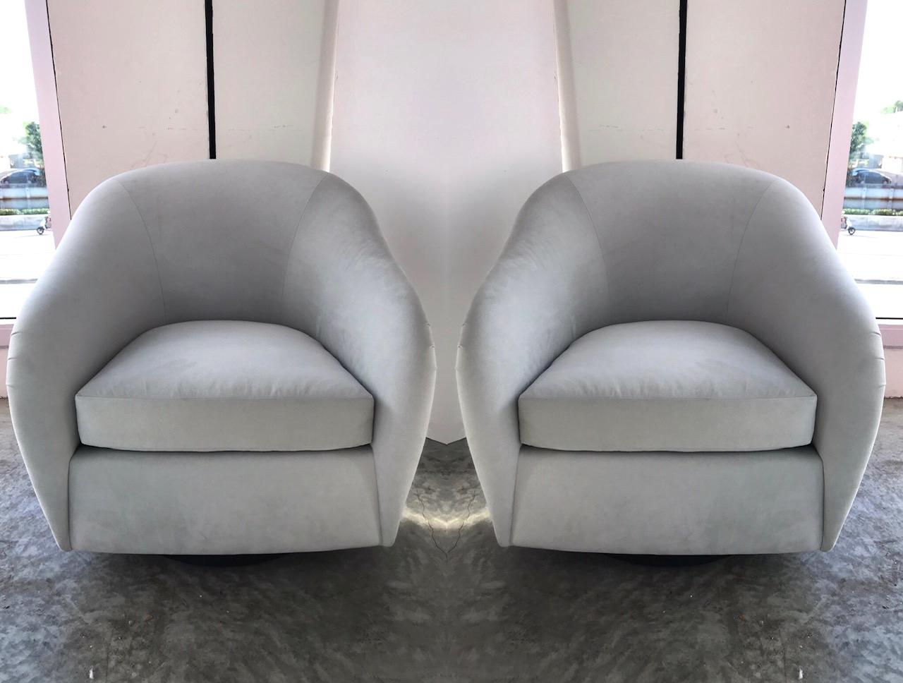 Pair of Mid-Century Modern Swivel Lounge Chairs in Grey Suede, 1970s In Excellent Condition In Fort Lauderdale, FL