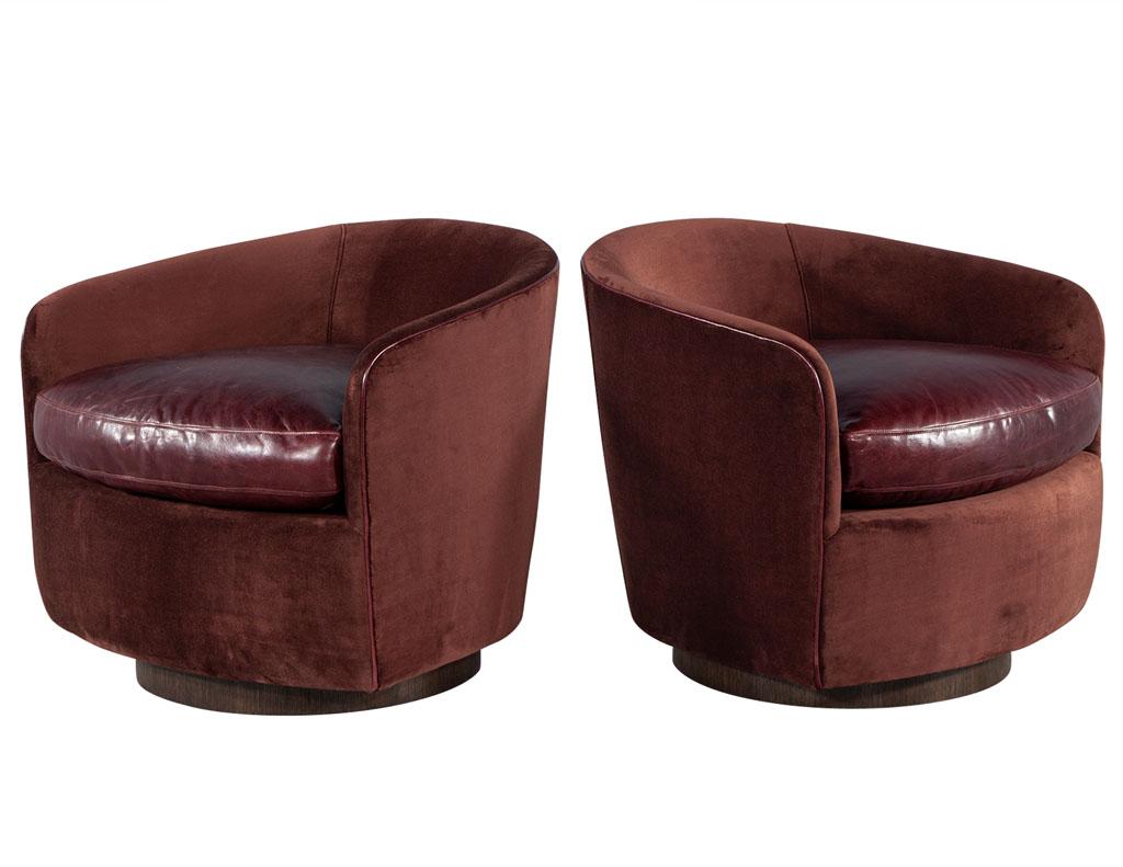 Late 20th Century Pair of Mid-Century Modern Swivel Lounge Chairs in the Style of Milo Baughman