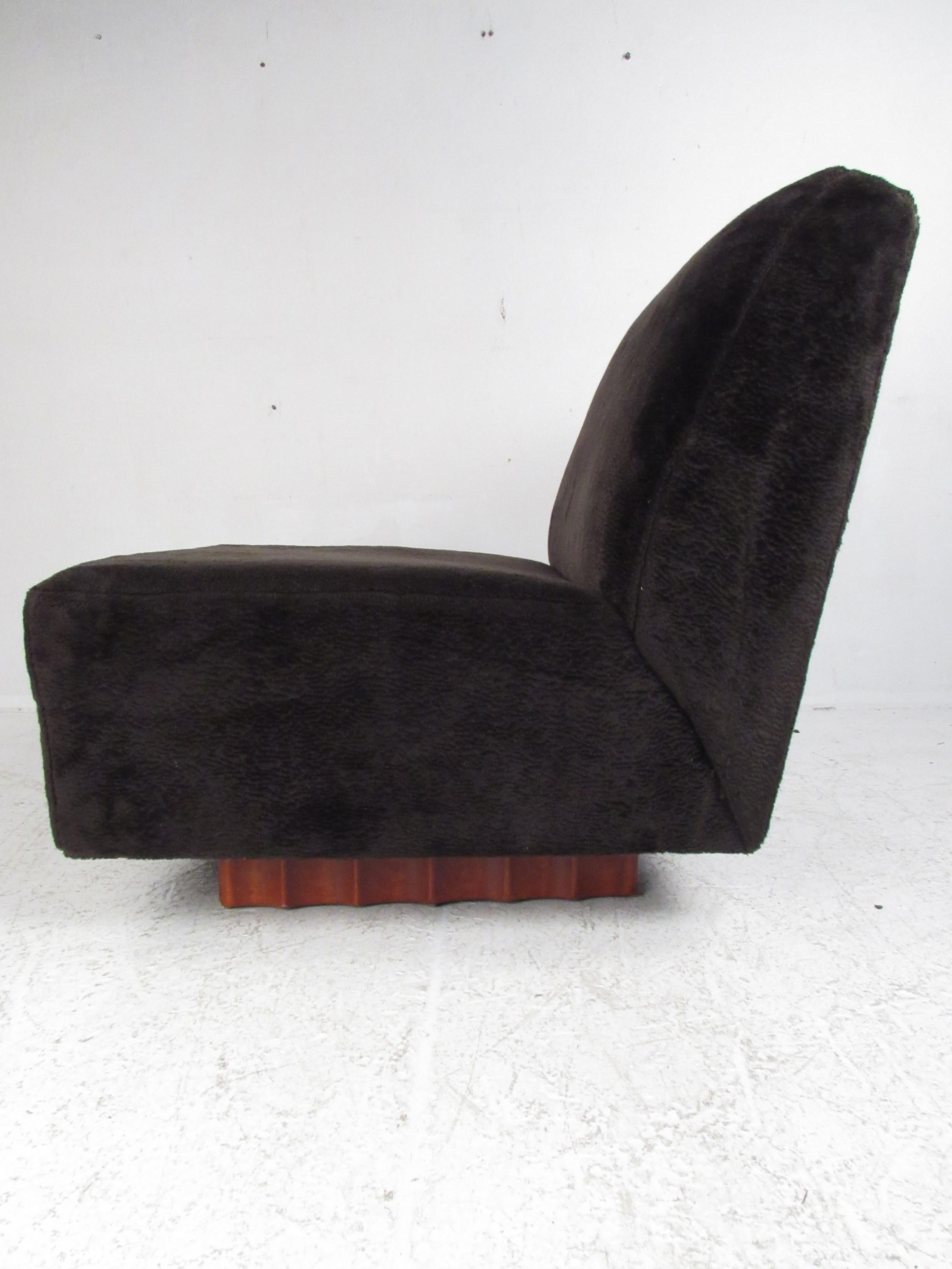 Pair of Mid-Century Modern Swivel Slipper Chairs In Good Condition In Brooklyn, NY