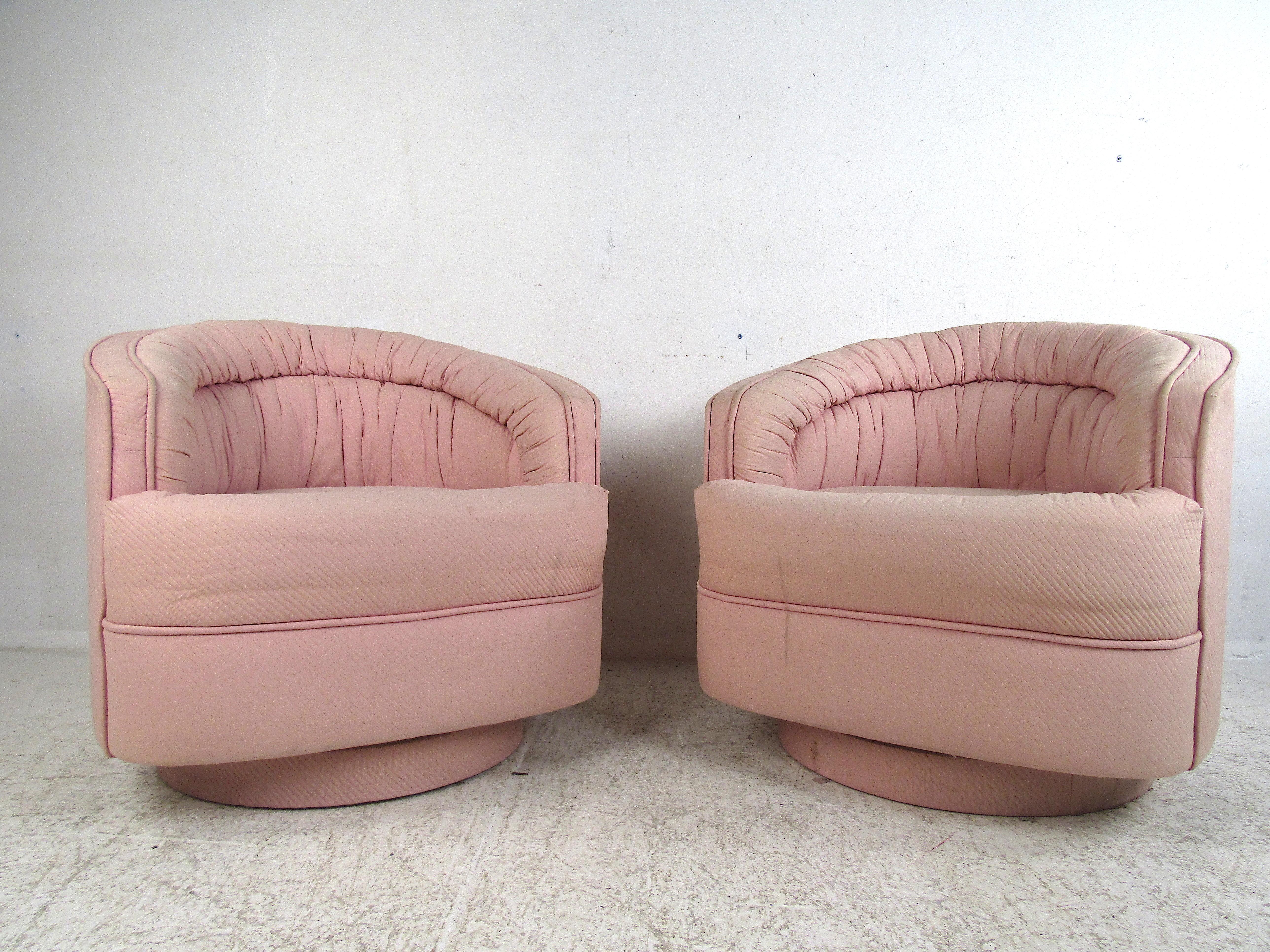 Pair of Mid-Century Modern Swiveling Club Chairs In Fair Condition In Brooklyn, NY