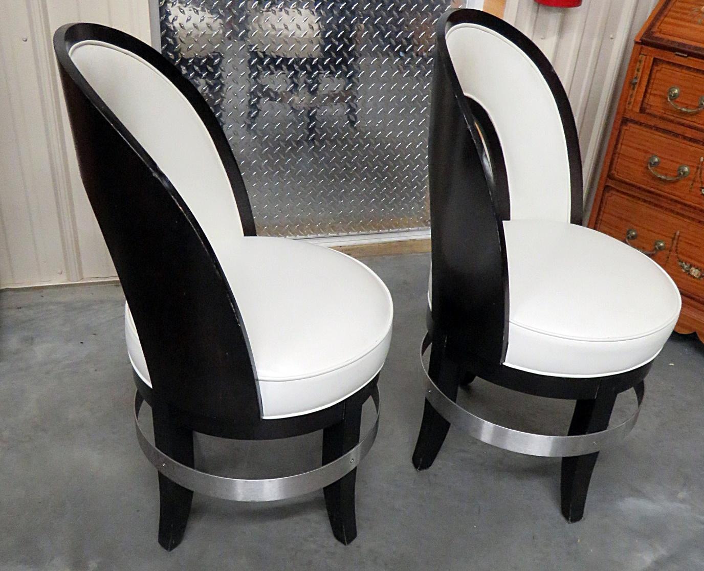 Pair of Mid-Century Modern Swiveling Club Chairs In Good Condition In Swedesboro, NJ