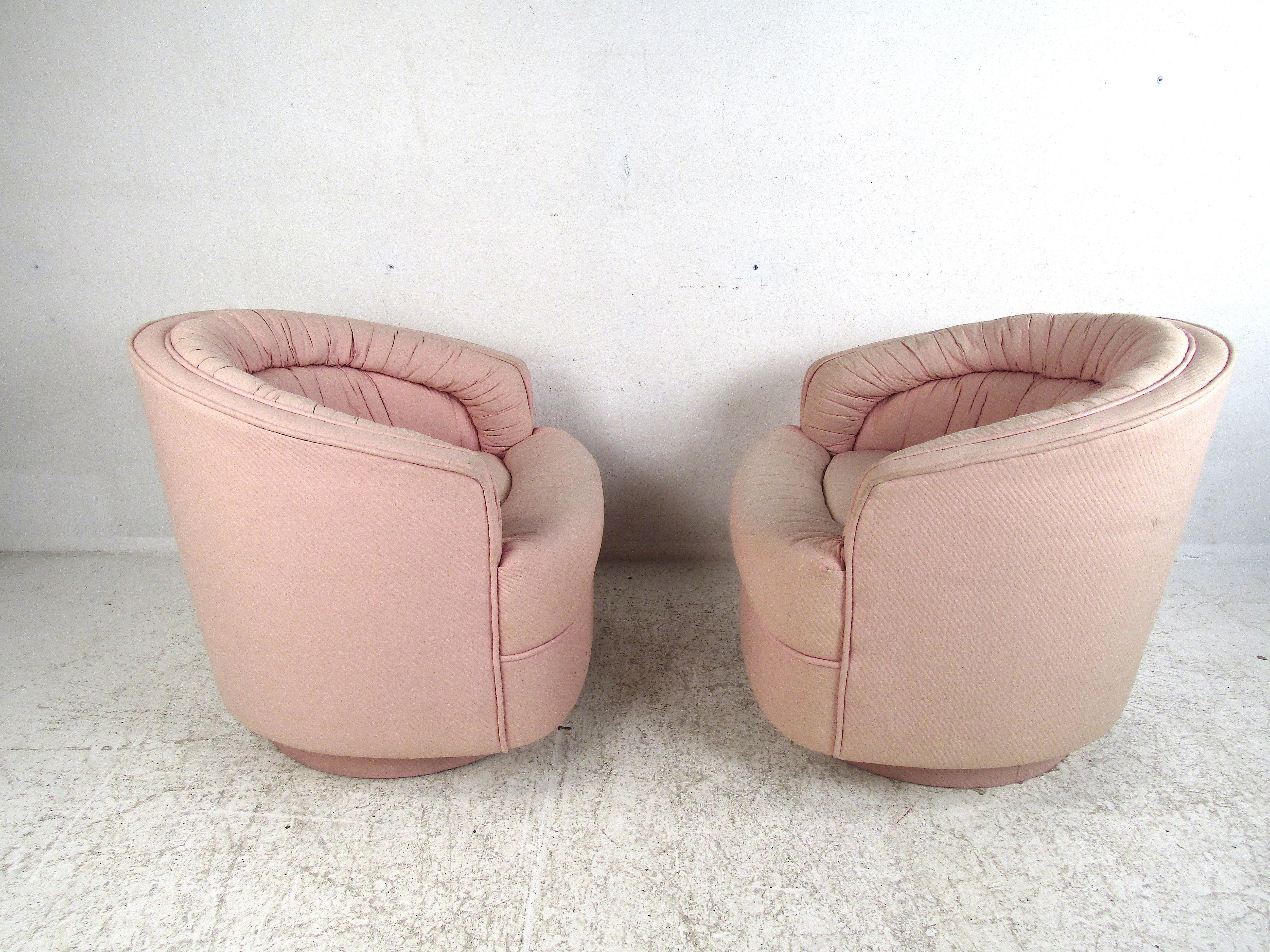 20th Century Pair of Mid-Century Modern Swiveling Club Chairs