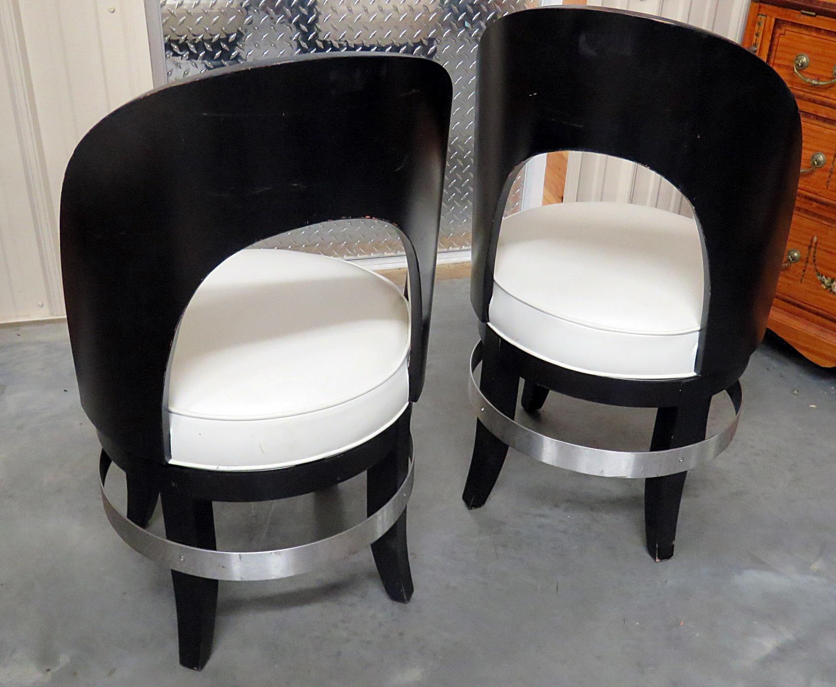 20th Century Pair of Mid-Century Modern Swiveling Club Chairs