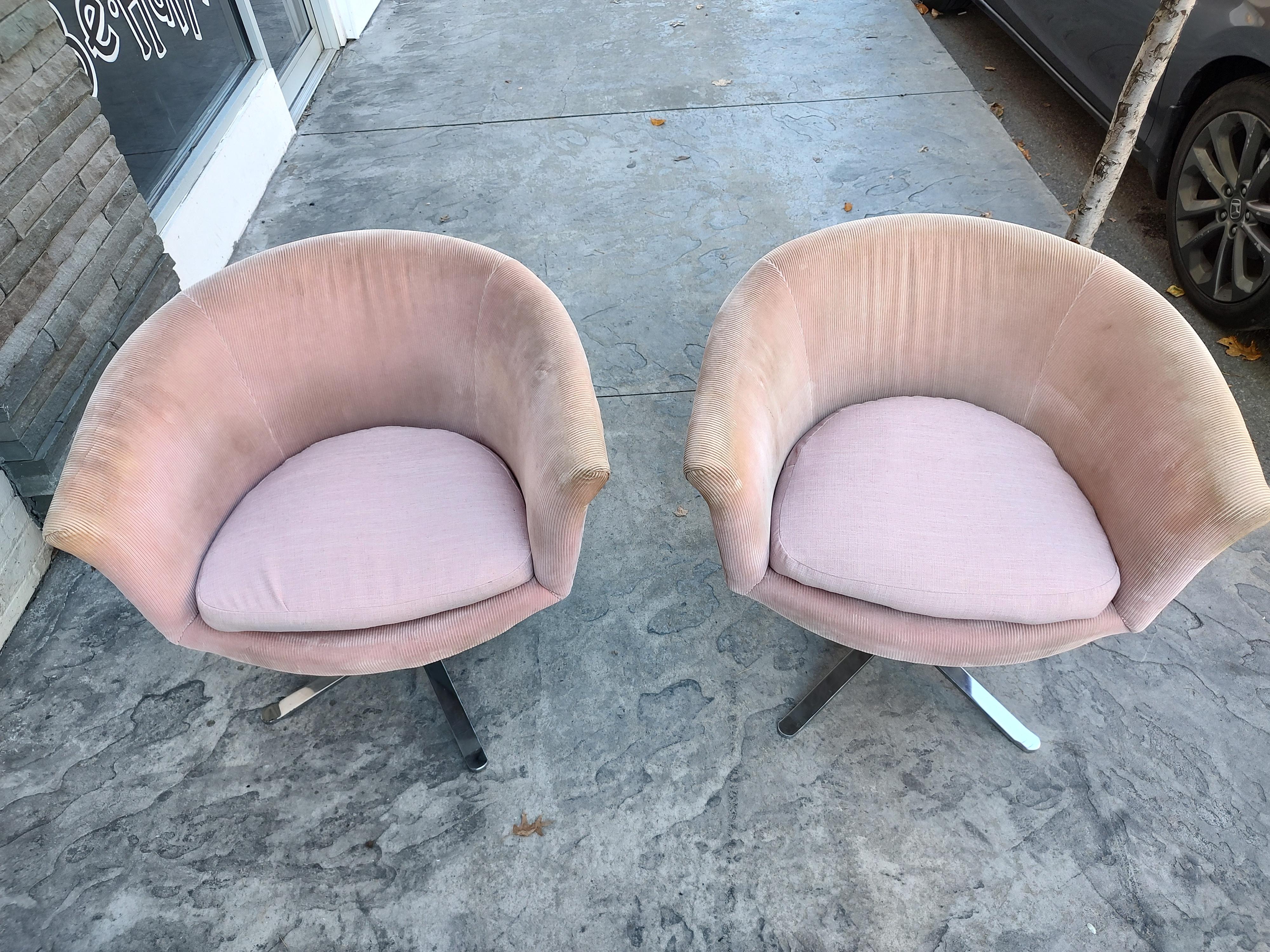 Pair of Mid-Century Modern Swiveling Lounge Barrell Back Club Chairs, C1960 For Sale 6