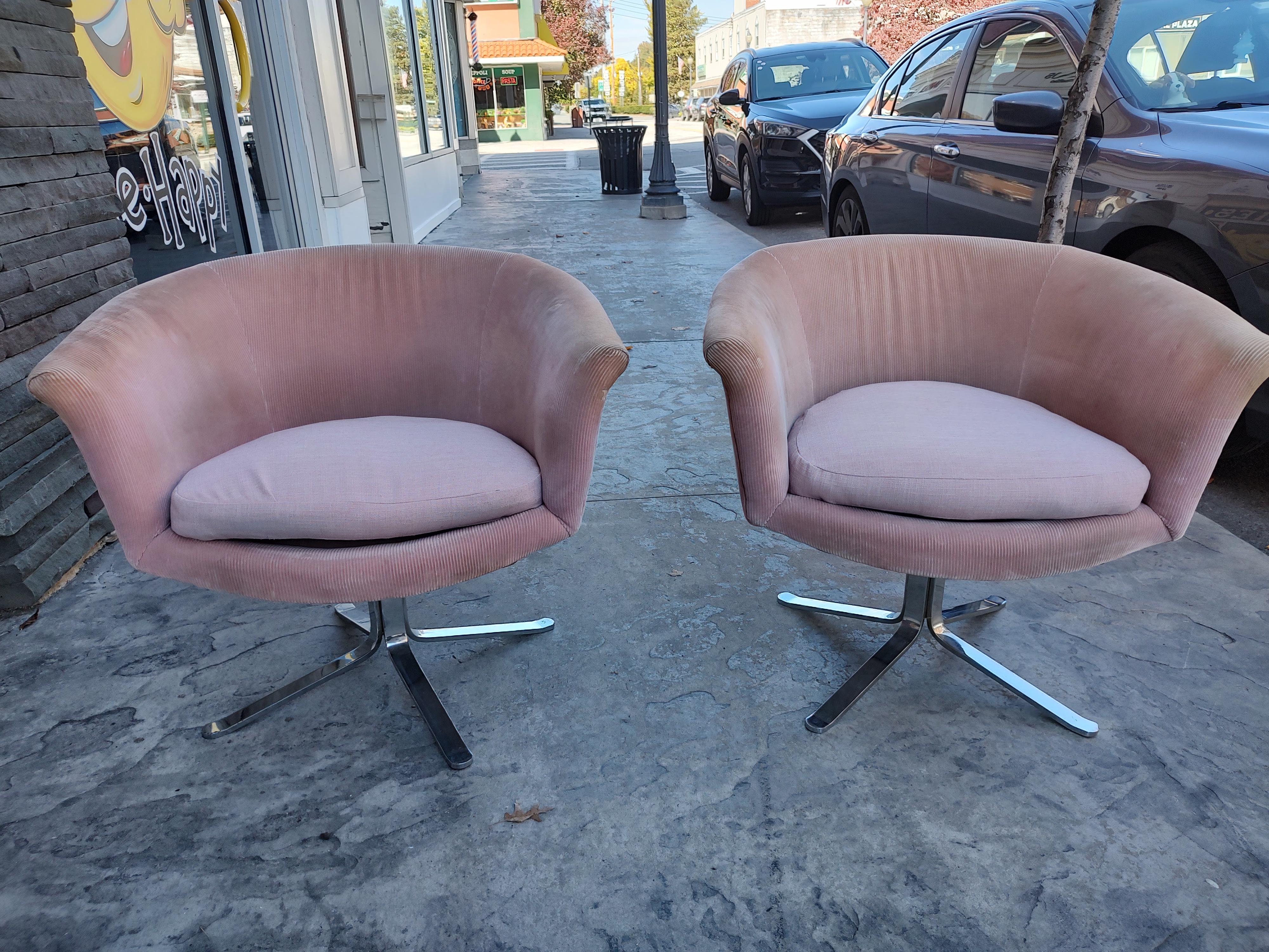 Pair of Mid-Century Modern Swiveling Lounge Barrell Back Club Chairs, C1960 For Sale 7