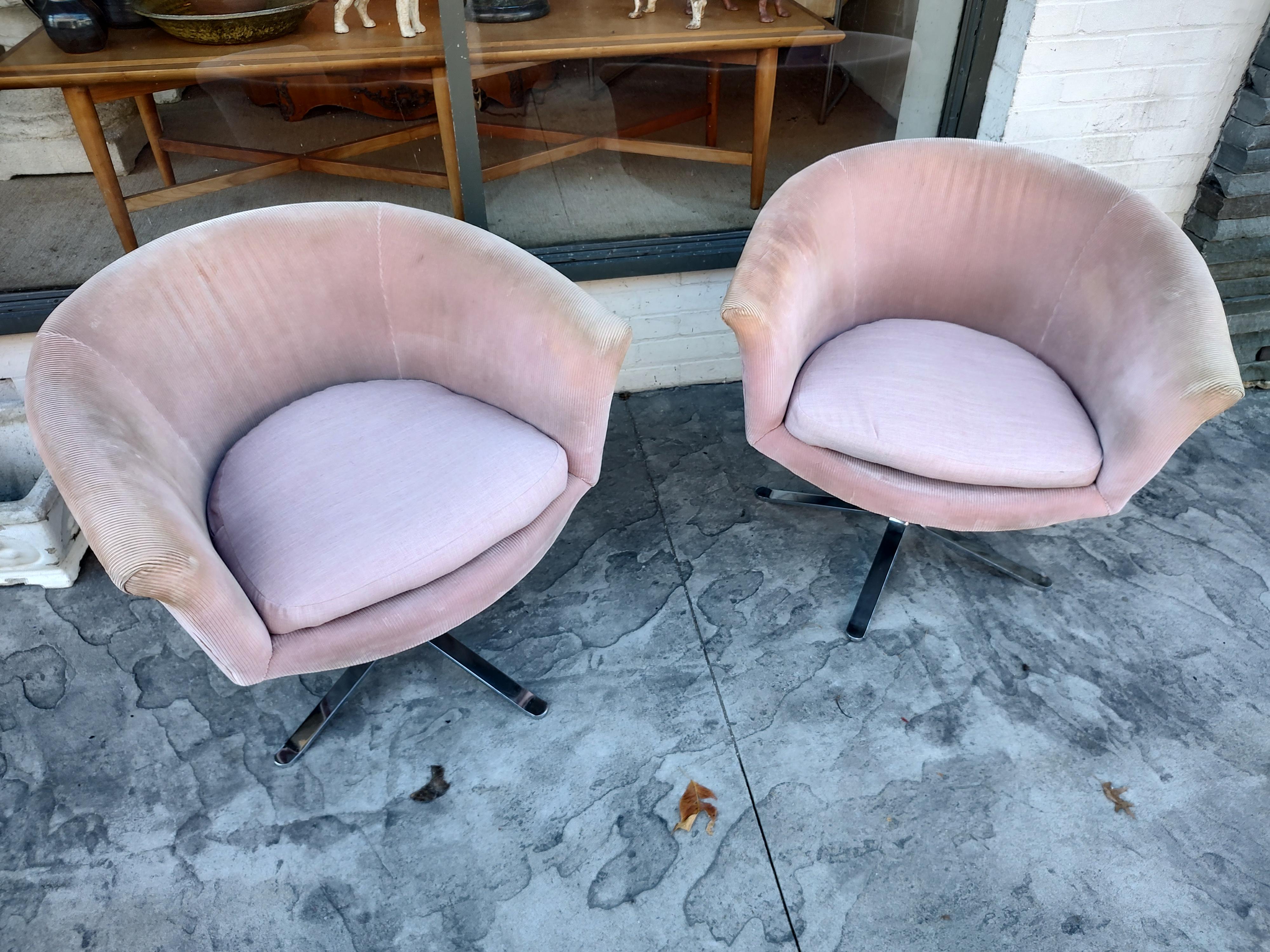 Pair of Mid-Century Modern Swiveling Lounge Barrell Back Club Chairs, C1960 For Sale 5