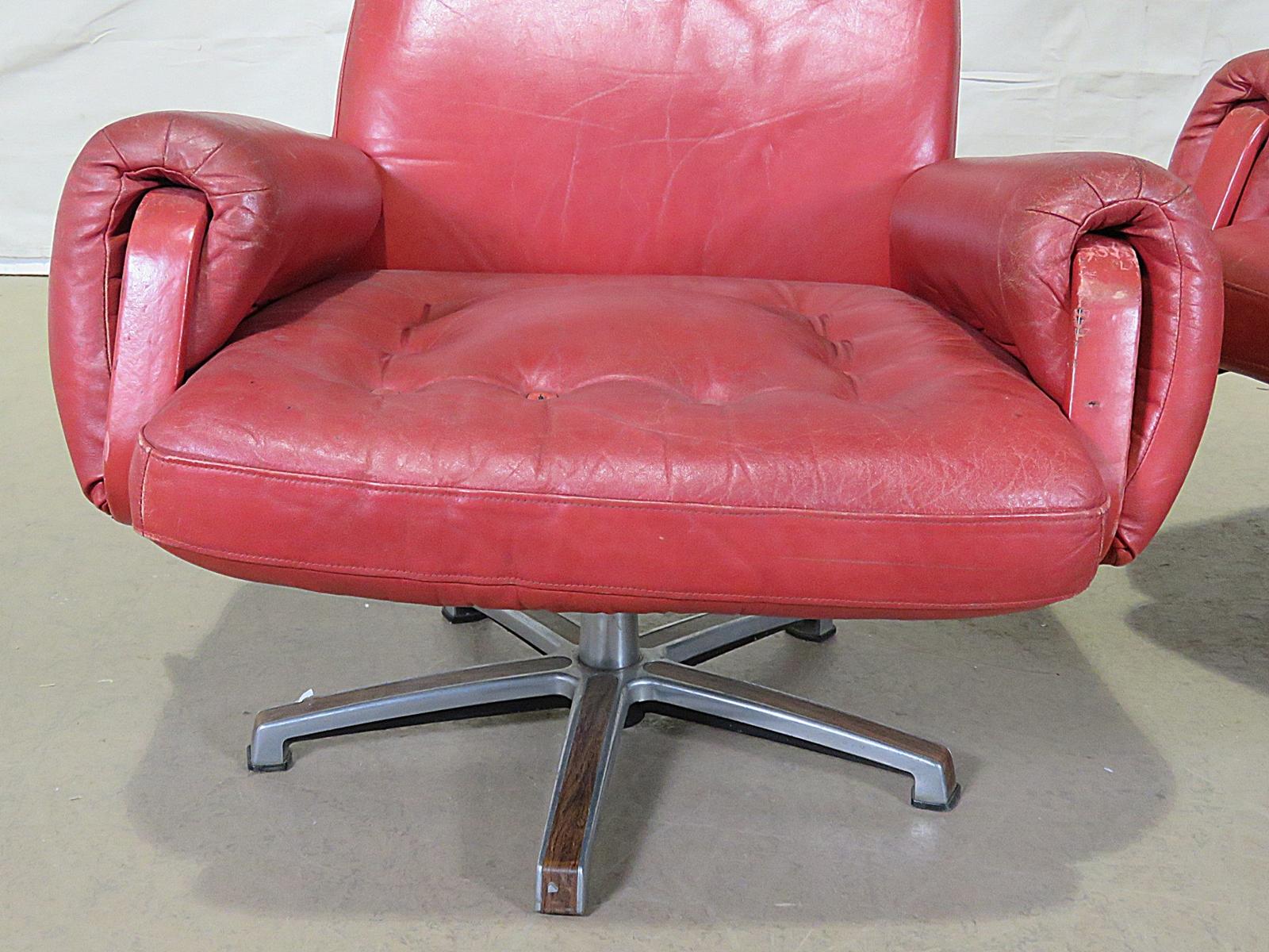20th Century Pair of Mid-Century Modern Swiveling Lounge Chairs