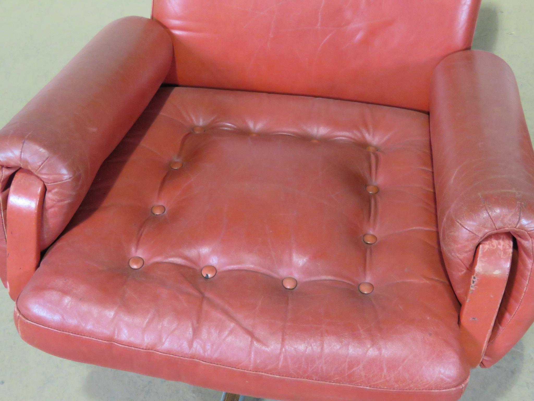 Pair of Mid-Century Modern Swiveling Lounge Chairs In Good Condition In Swedesboro, NJ
