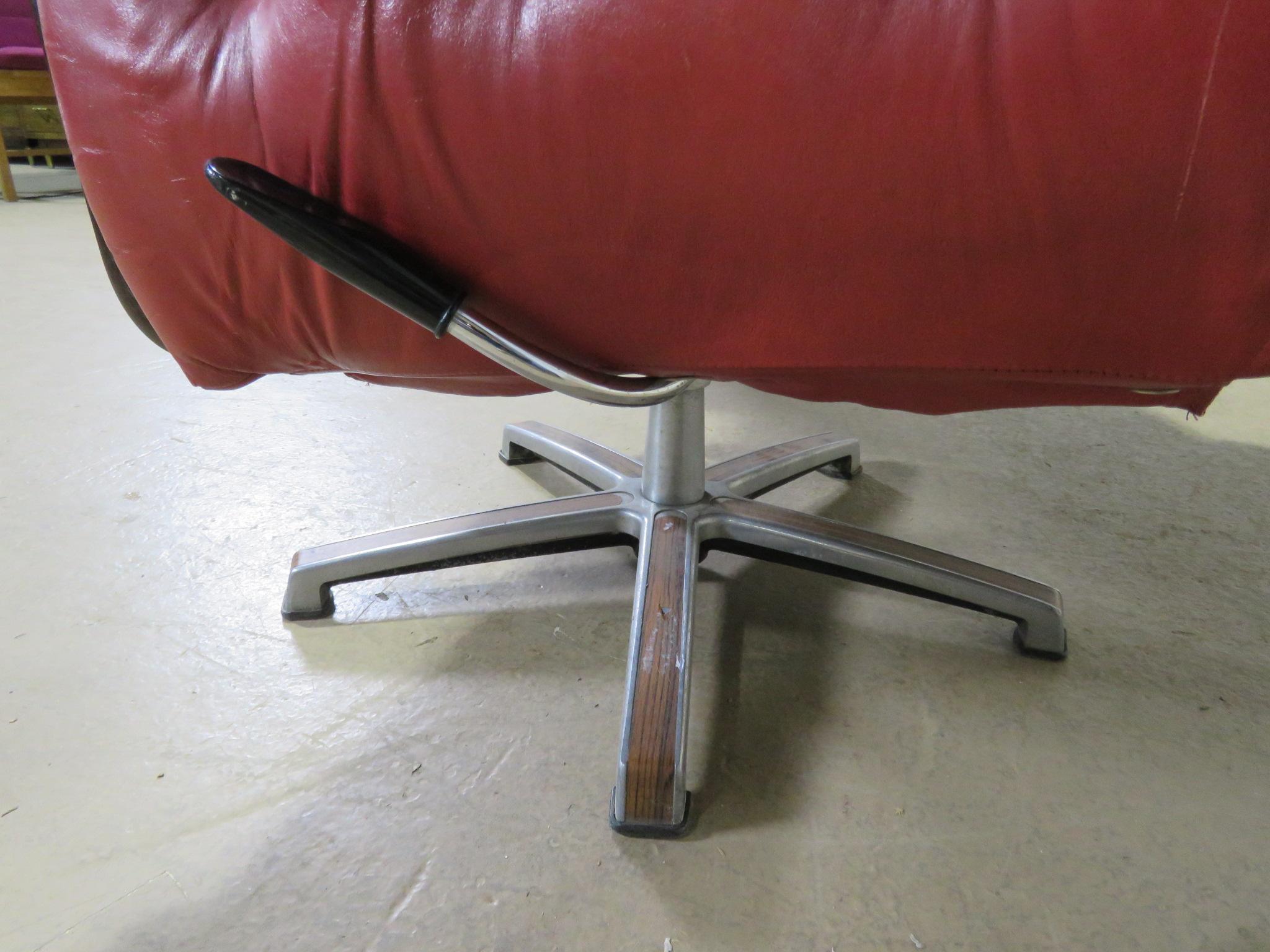 Pair of Mid-Century Modern Swiveling Lounge Chairs 2