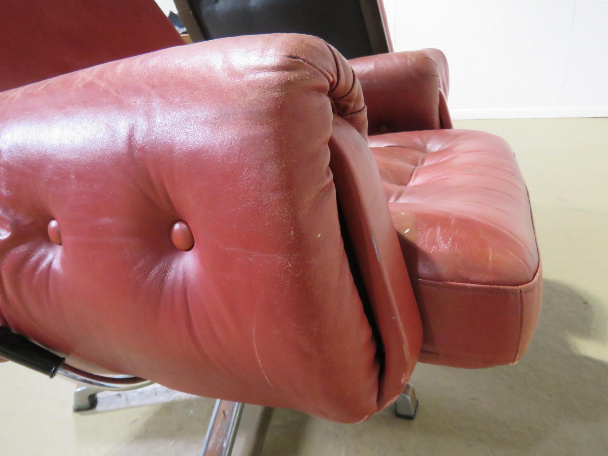 Pair of Mid-Century Modern Swiveling Lounge Chairs 3