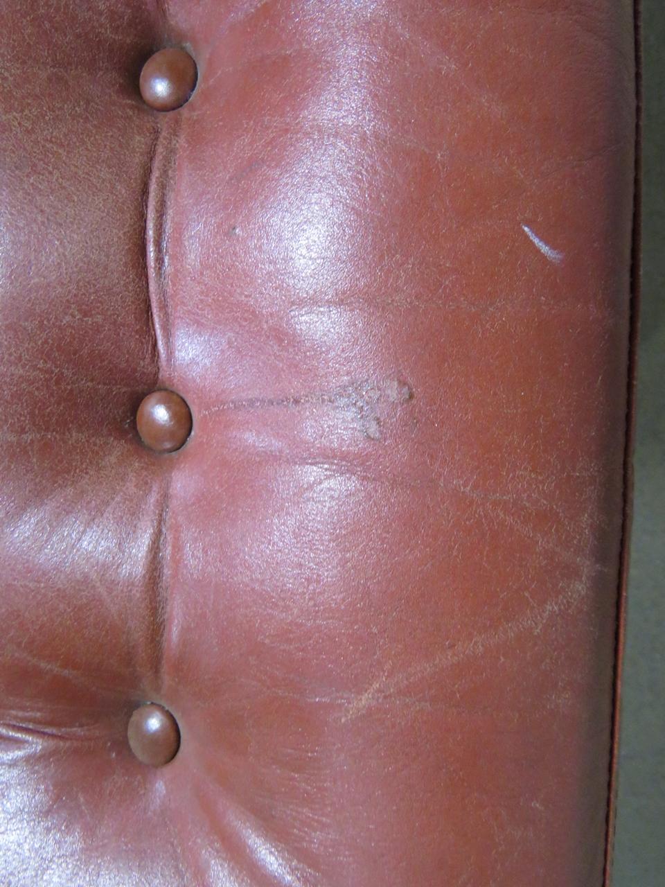 Leather Pair of Mid-Century Modern Swiveling Lounge Chairs