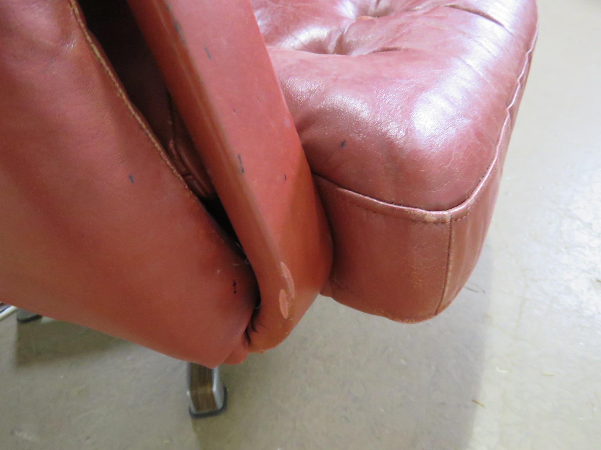 Pair of Mid-Century Modern Swiveling Lounge Chairs 4