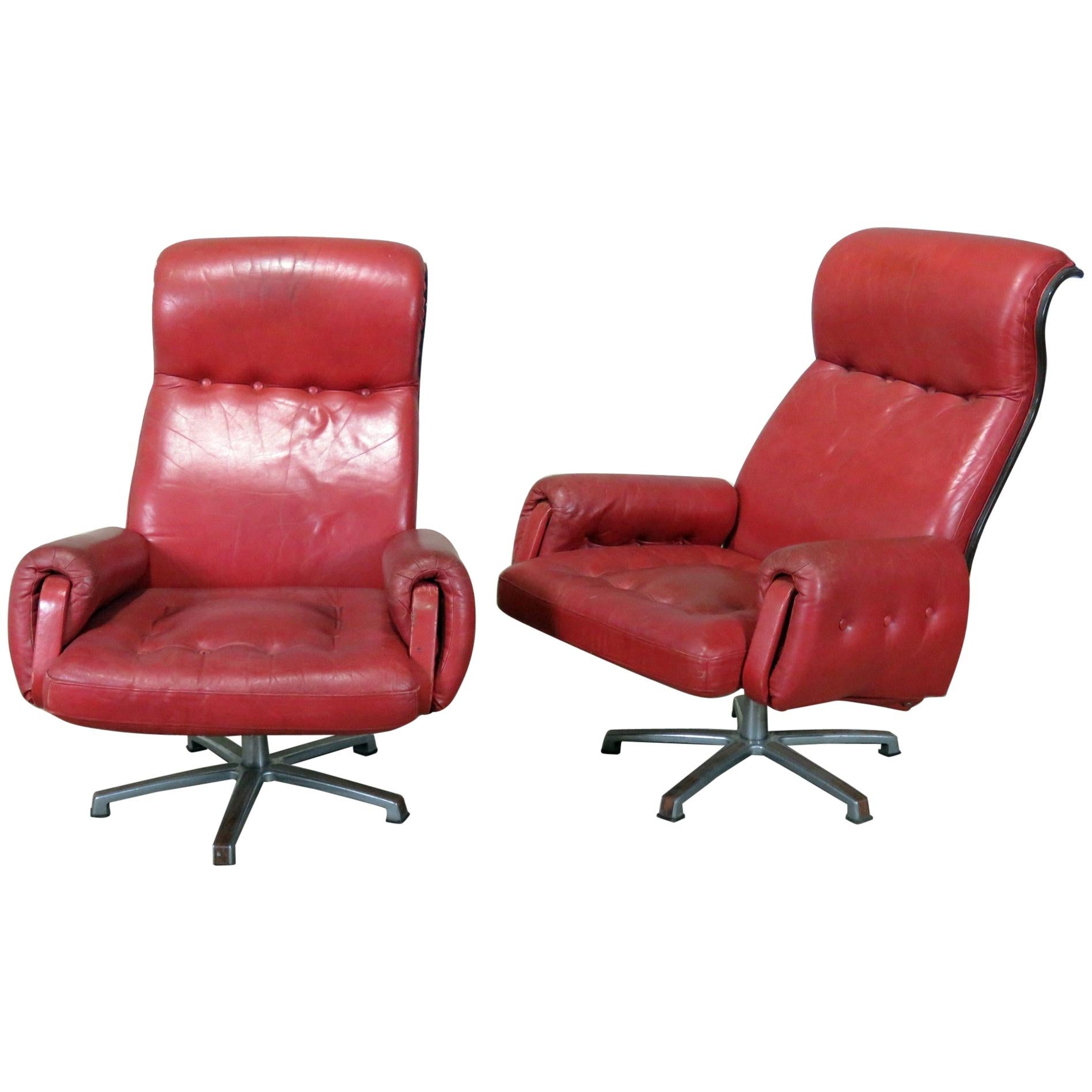 Pair of Mid-Century Modern Swiveling Lounge Chairs