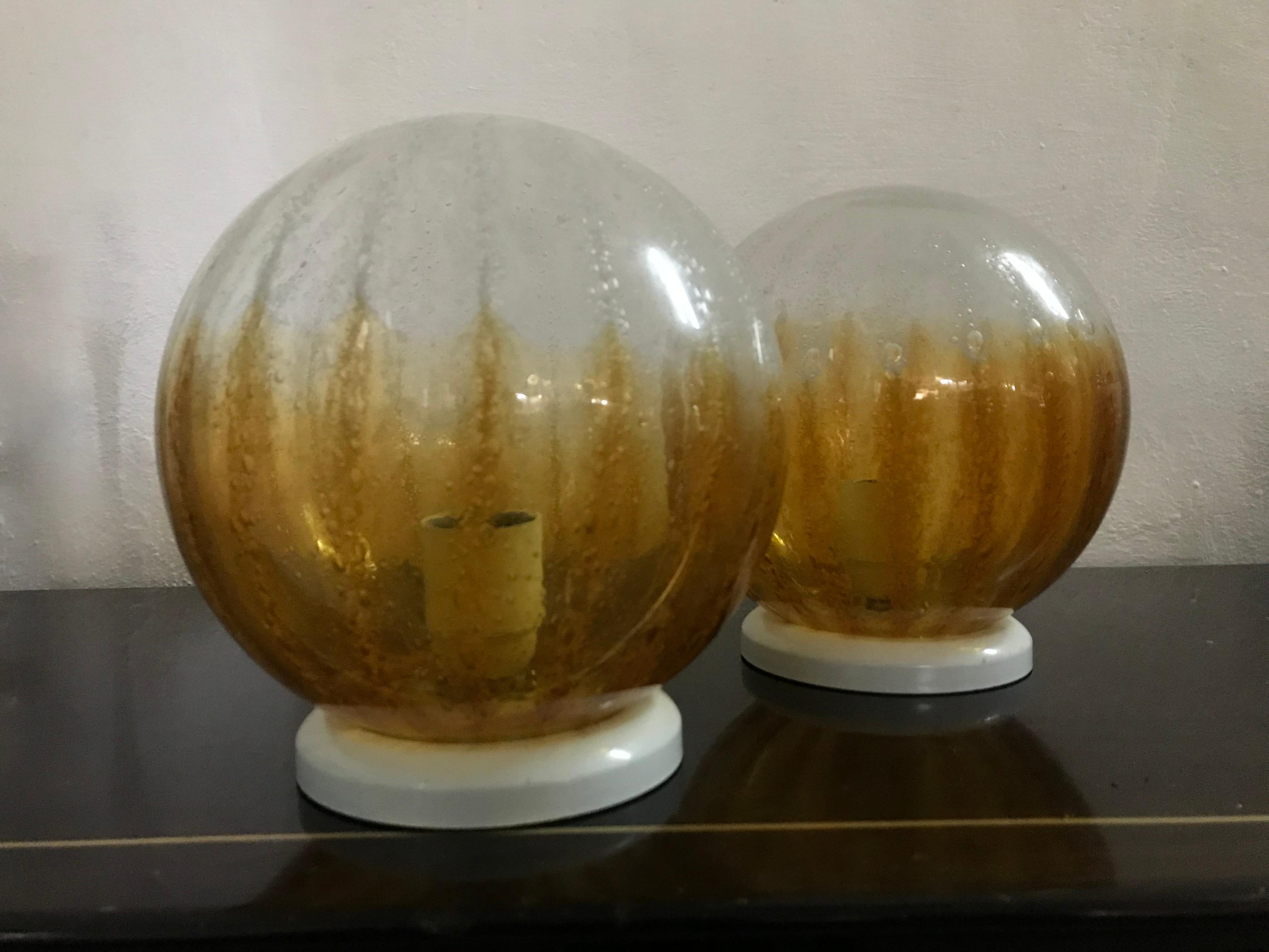 Paire de lampes de table à une lumière de l'ère spatiale par Mazzega, vers 1960.
Fabriqué en verre de Murano transparent, ambré et bulle.
 