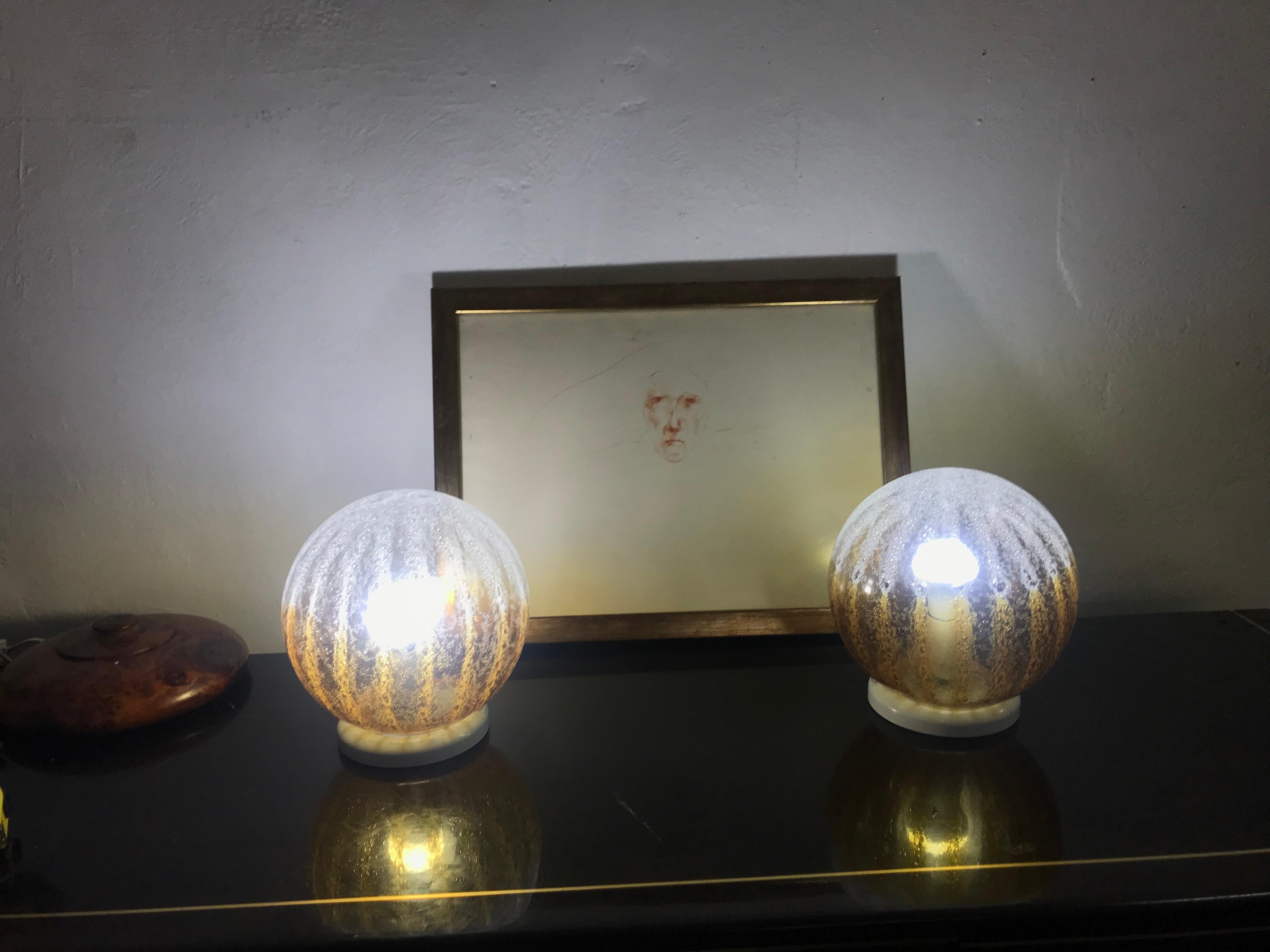 Fait main Paire de lampes de bureau de style mi-siècle moderne en verre de Murano, par Mazzega, vers 1960 en vente