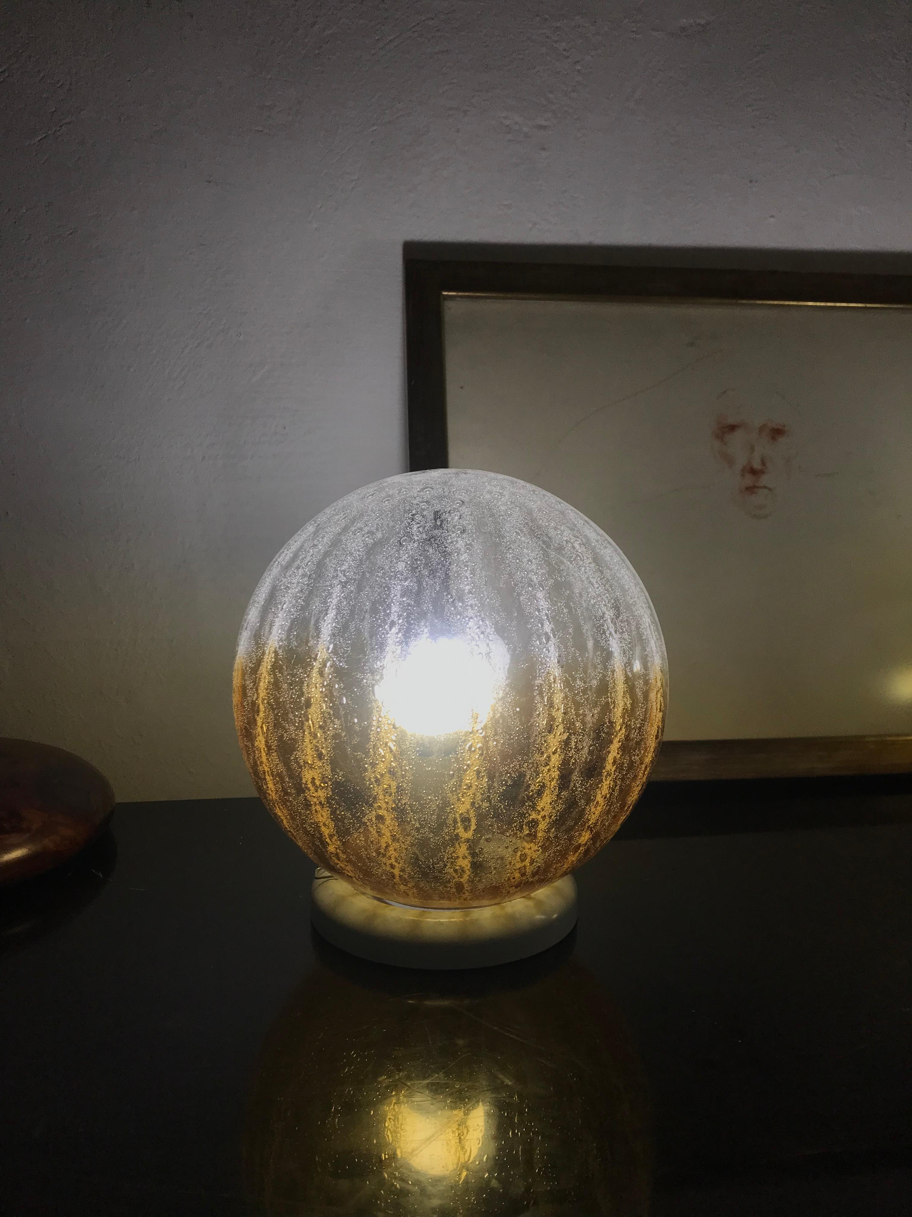 Verre brun Paire de lampes de bureau de style mi-siècle moderne en verre de Murano, par Mazzega, vers 1960 en vente