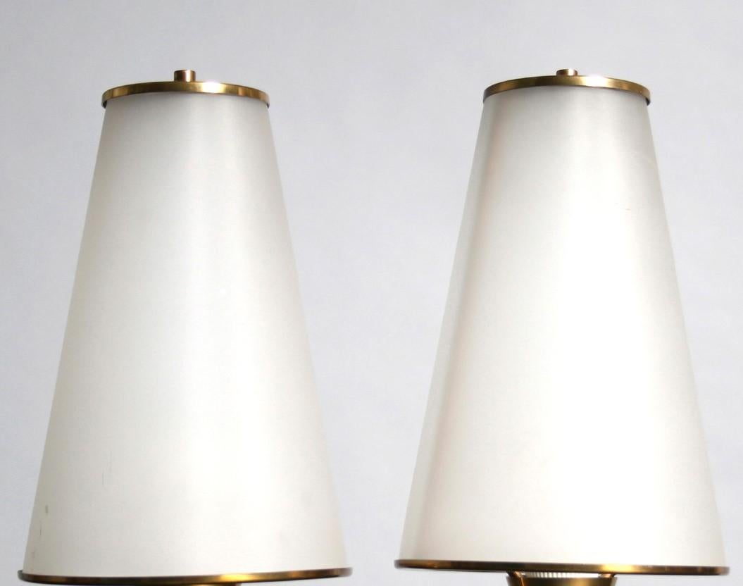 Zwei hochwertige Tischlampen, die dem bekannten italienischen Designer Osvaldo Borsani zugeschrieben werden. Diese Lampen sind insofern ungewöhnlich, als sie in Form einer Öllampe oder Aladins Lampe gestaltet sind. Die kreisförmigen Details auf dem