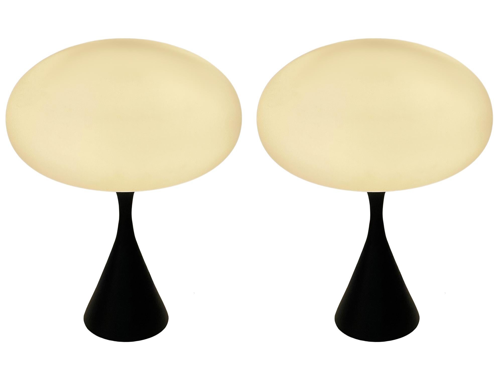 Une belle paire de lampes de table assorties en forme de champignon conique d'après Laurel Lamp Company. La lampe comporte une base en aluminium moulé avec un revêtement en poudre noir satiné et un abat-jour en verre dépoli soufflé à la bouche. Le