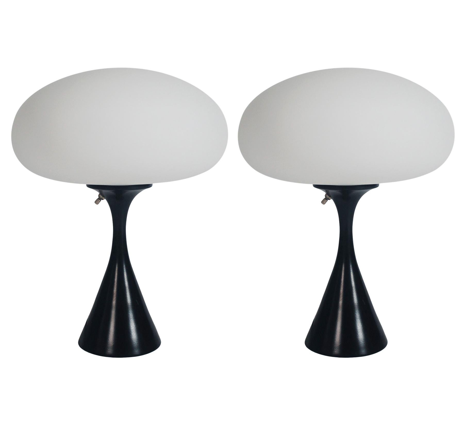 Mid-Century Modern Paire de lampes de bureau de style mi-siècle moderne en verre noir et blanc de Designline en vente