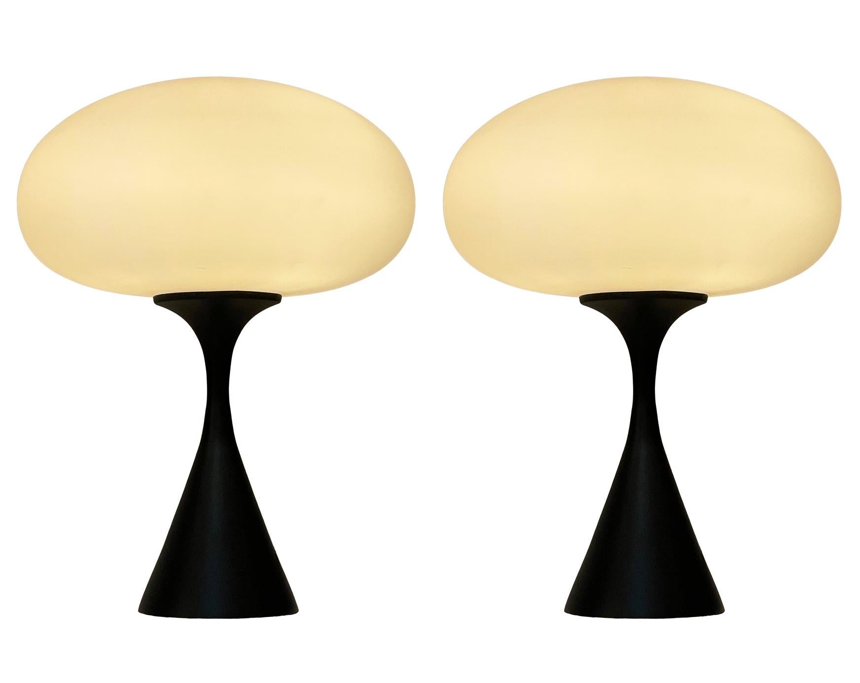 Indien Paire de lampes de bureau de style mi-siècle moderne en verre noir et blanc de Designline en vente