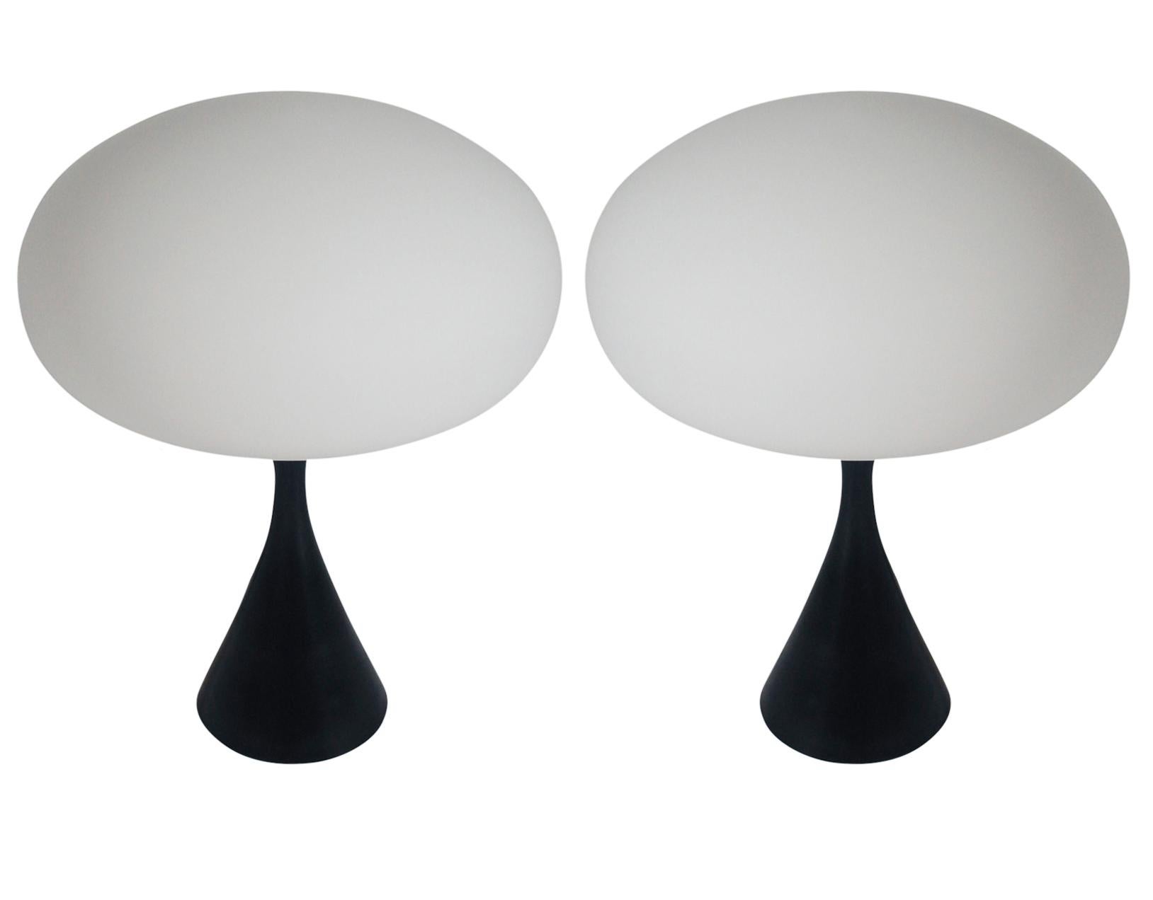 Paire de lampes de bureau de style mi-siècle moderne en verre noir et blanc de Designline Neuf - En vente à Philadelphia, PA