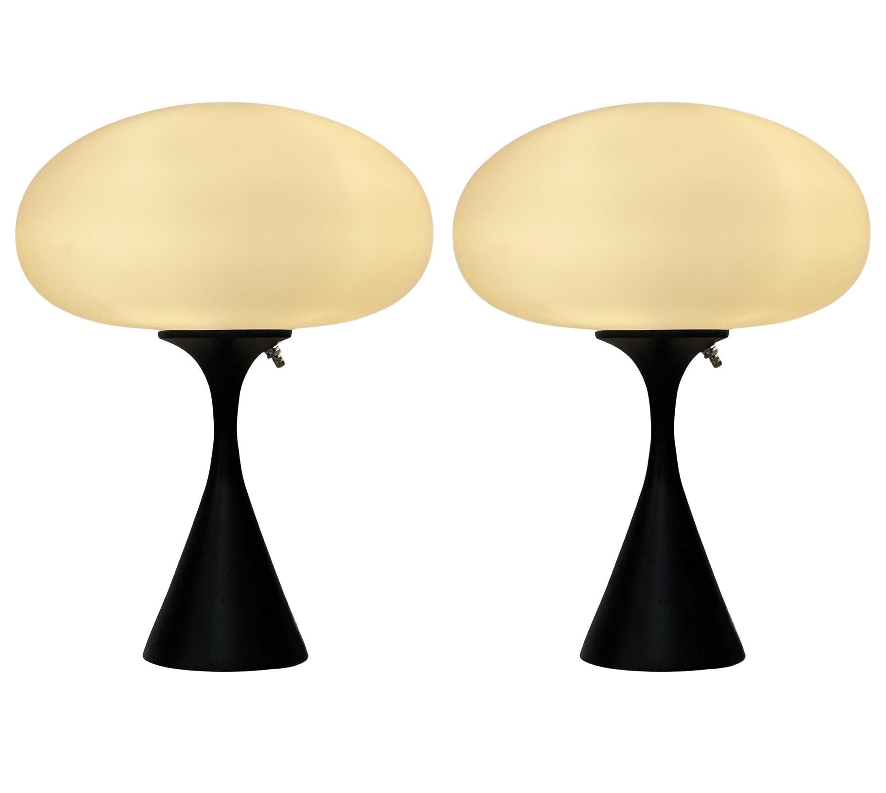XXIe siècle et contemporain Paire de lampes de bureau de style mi-siècle moderne en verre noir et blanc de Designline en vente