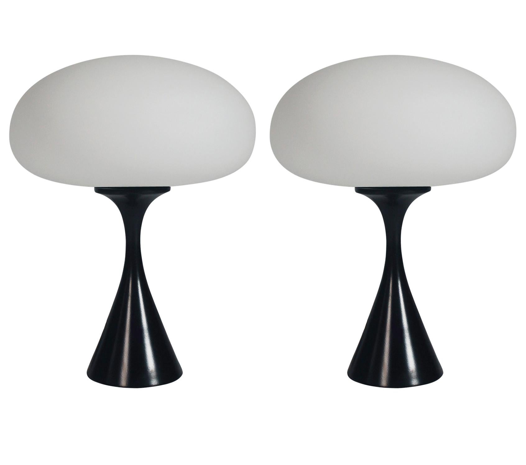 Aluminium Paire de lampes de bureau de style mi-siècle moderne en verre noir et blanc de Designline en vente
