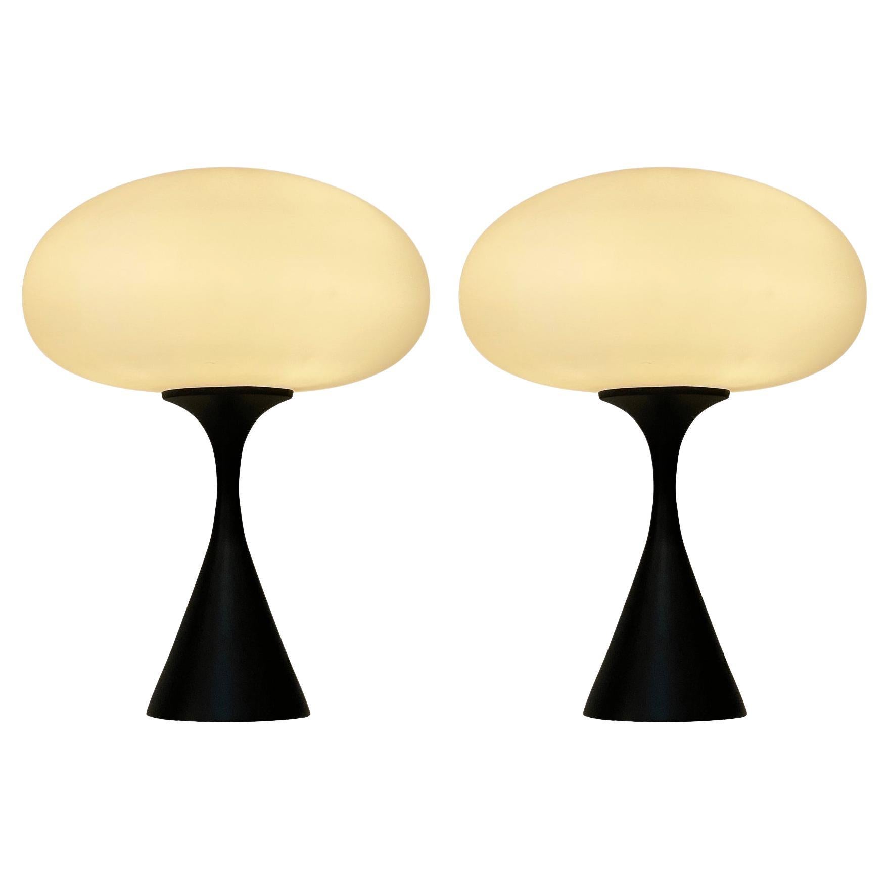 Paire de lampes de bureau de style mi-siècle moderne en verre noir et blanc de Designline en vente