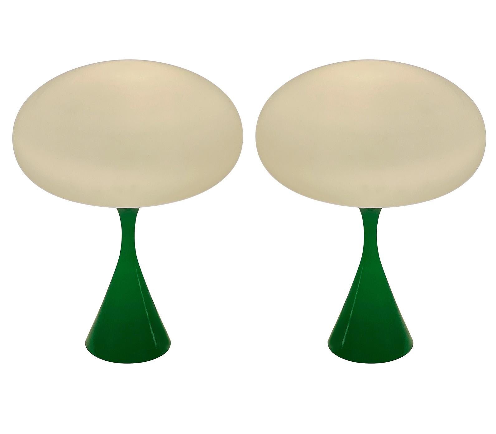 Mid-Century Modern Paire de lampes de bureau de style mi-siècle moderne en verre vert et blanc de Designline en vente