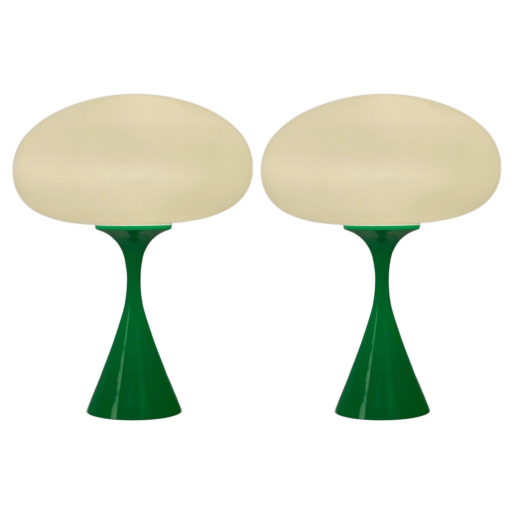 Paire de lampes de bureau de style mi-siècle moderne en verre vert et blanc de Designline