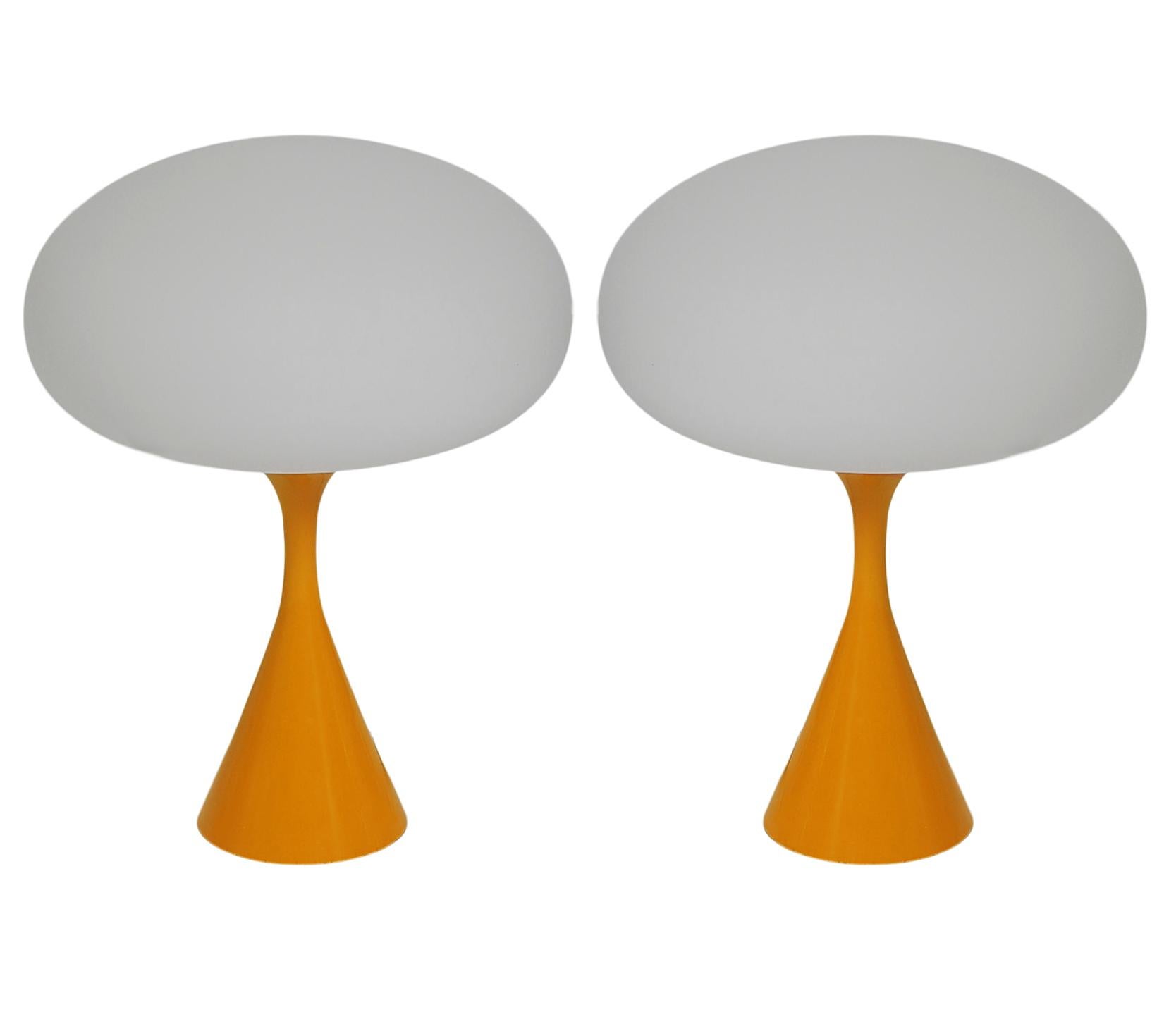 Mid-Century Modern Paire de lampes de bureau de style mi-siècle moderne en verre orange et blanc de Designline en vente
