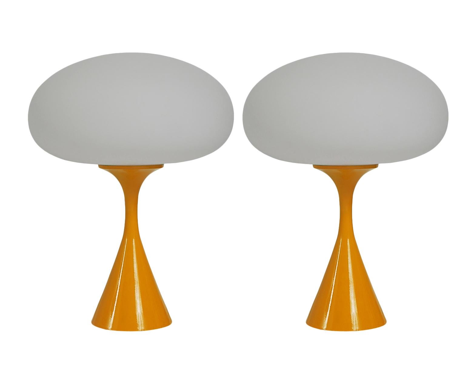 XXIe siècle et contemporain Paire de lampes de bureau de style mi-siècle moderne en verre orange et blanc de Designline en vente