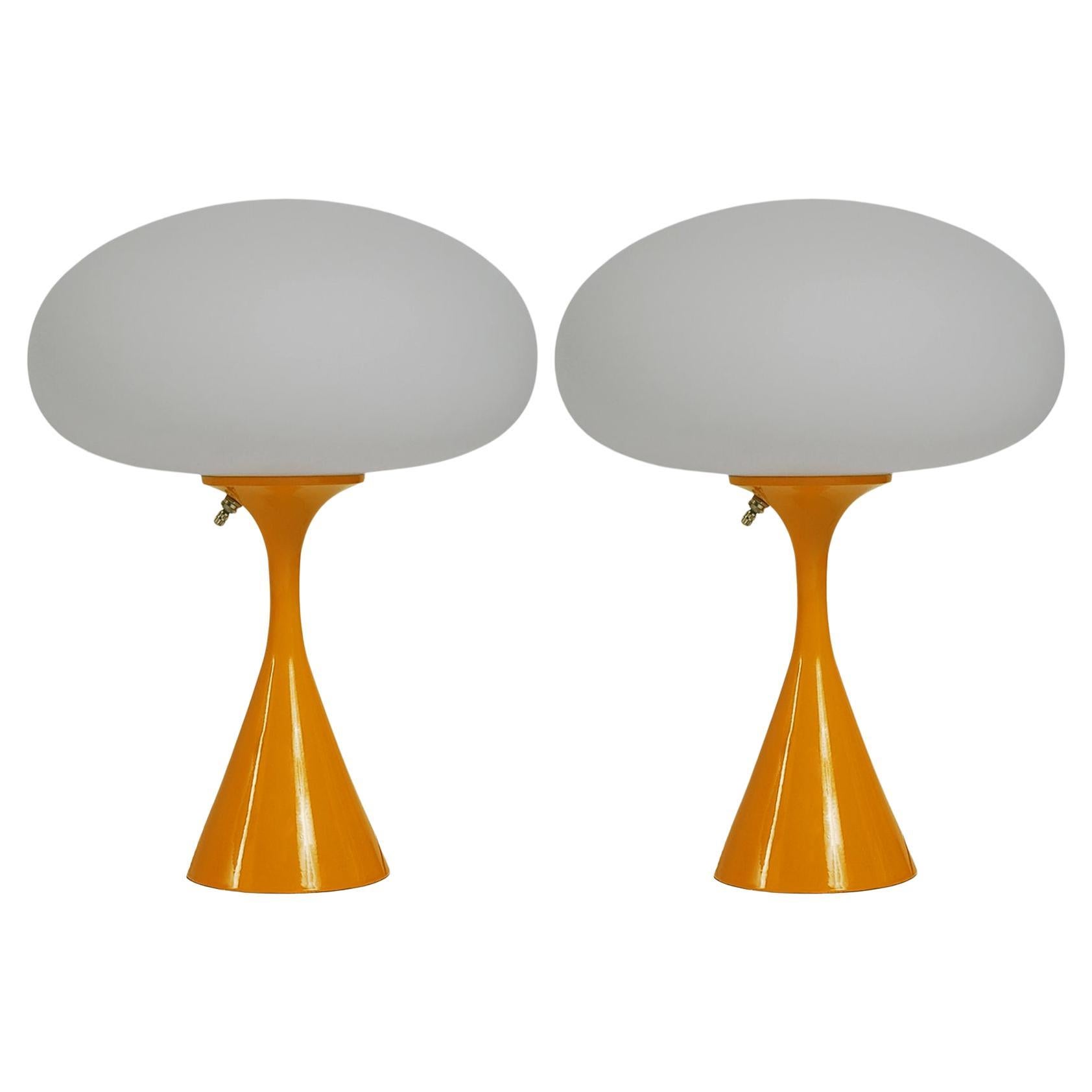 Paire de lampes de bureau de style mi-siècle moderne en verre orange et blanc de Designline