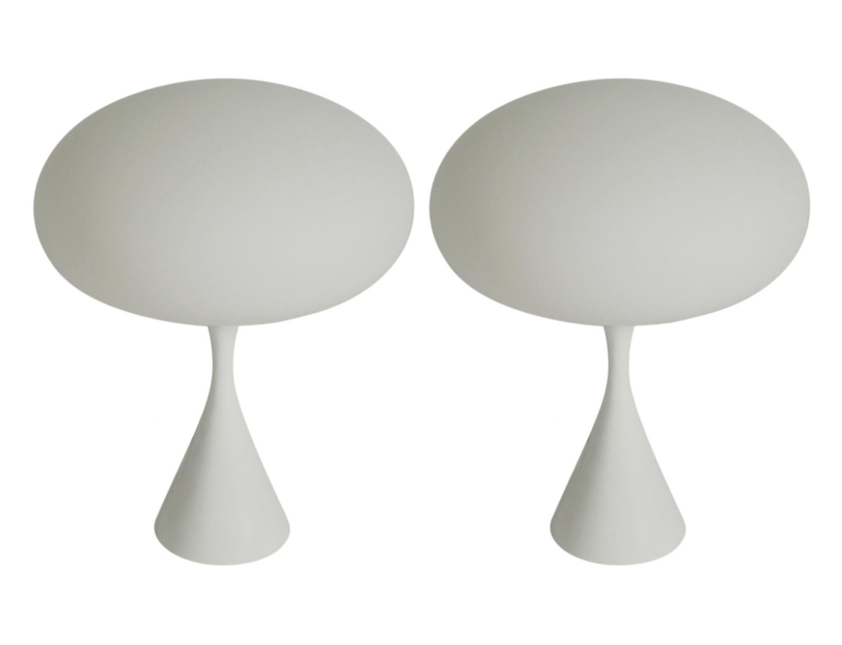 Mid-Century Modern Paire de lampes de bureau de style mi-siècle moderne en verre blanc sur blanc de Designline en vente