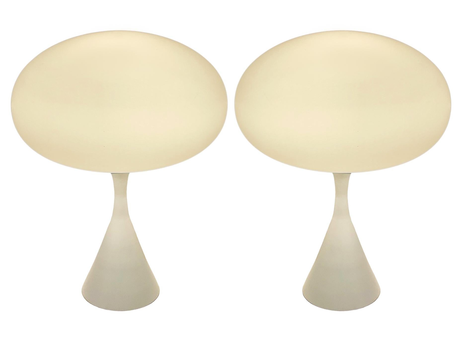 Indien Paire de lampes de bureau de style mi-siècle moderne en verre blanc sur blanc de Designline en vente