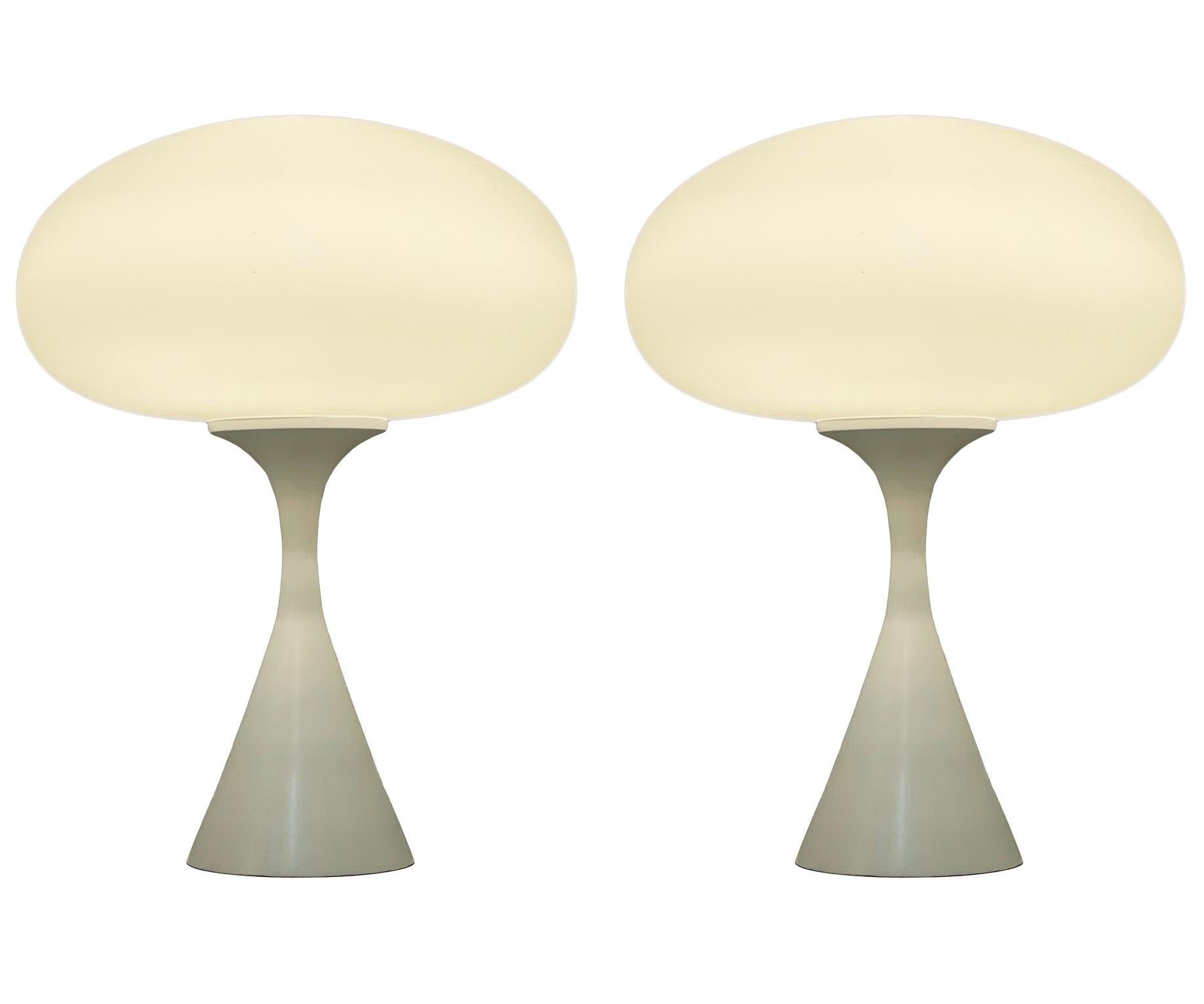 XXIe siècle et contemporain Paire de lampes de bureau de style mi-siècle moderne en verre blanc sur blanc de Designline en vente