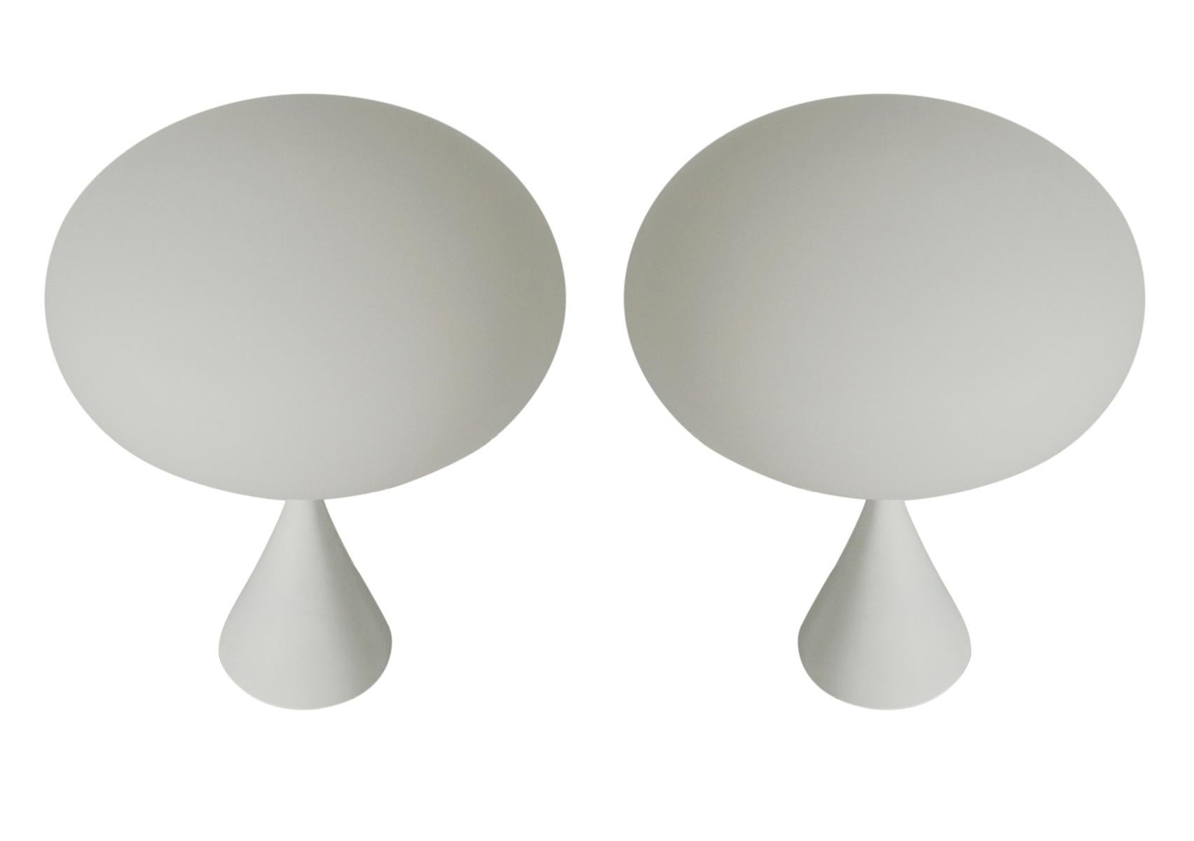 Aluminium Paire de lampes de bureau de style mi-siècle moderne en verre blanc sur blanc de Designline en vente