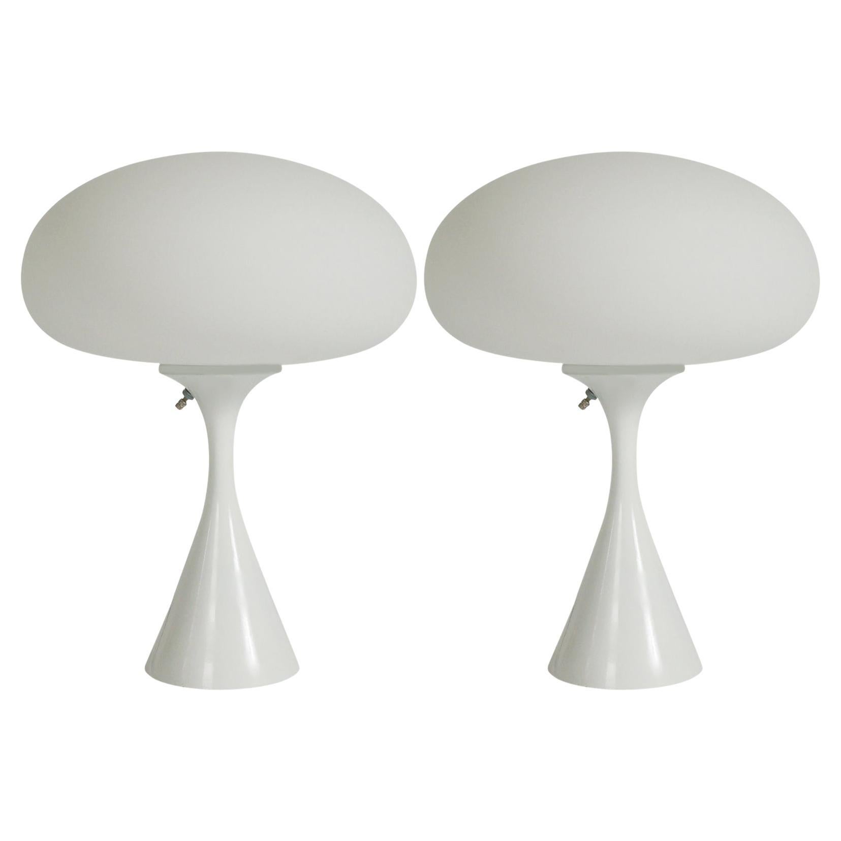Paire de lampes de bureau de style mi-siècle moderne en verre blanc sur blanc de Designline