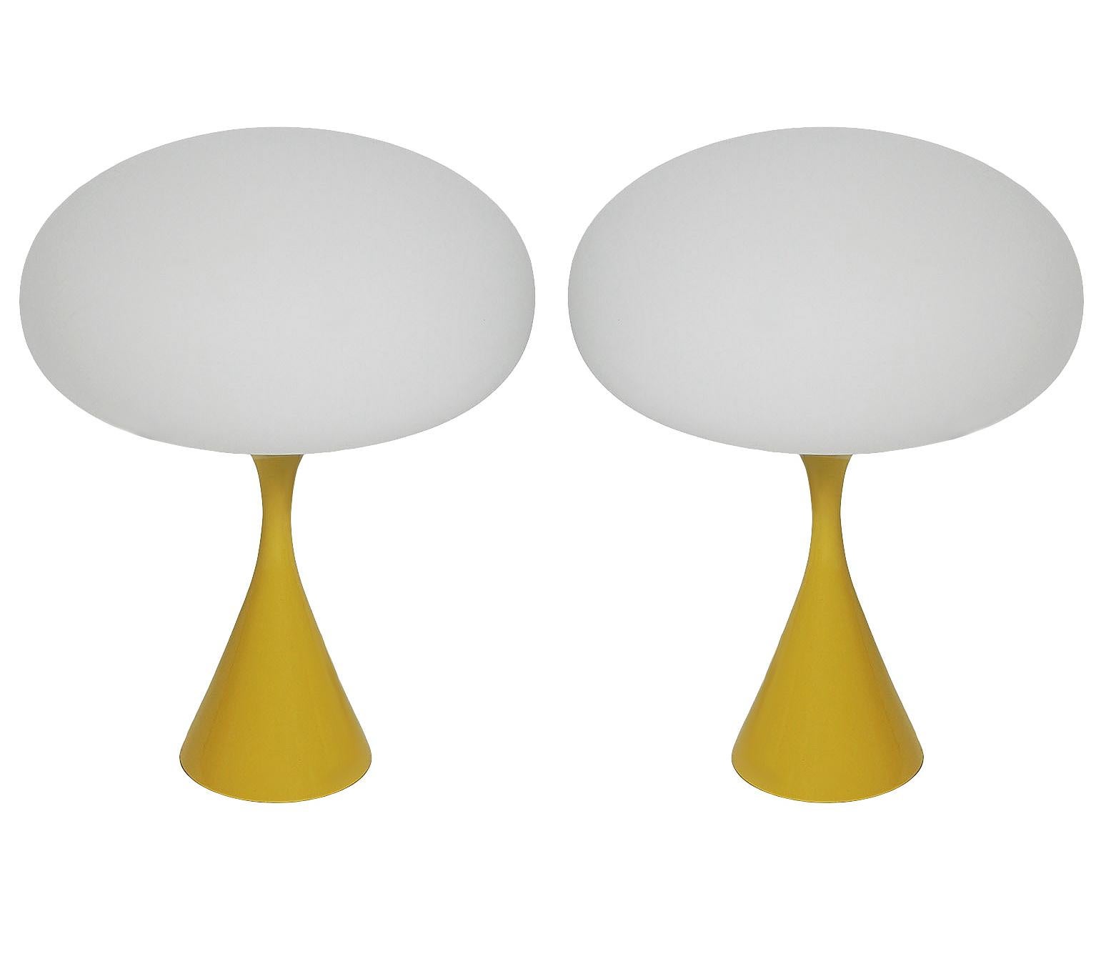 Mid-Century Modern Paire de lampes de bureau de style mi-siècle moderne en verre jaune et blanc de Designline en vente