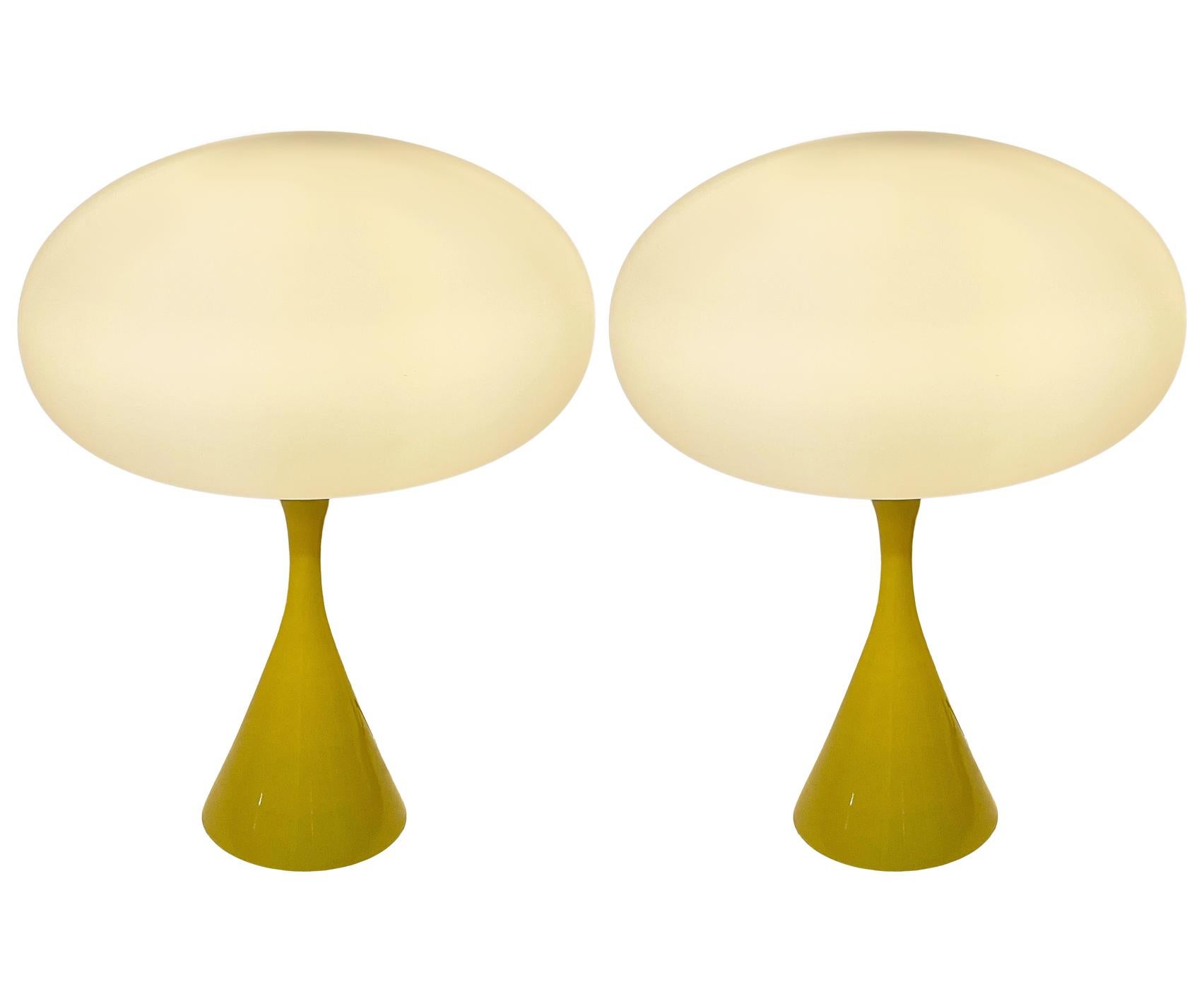 Indien Paire de lampes de bureau de style mi-siècle moderne en verre jaune et blanc de Designline en vente