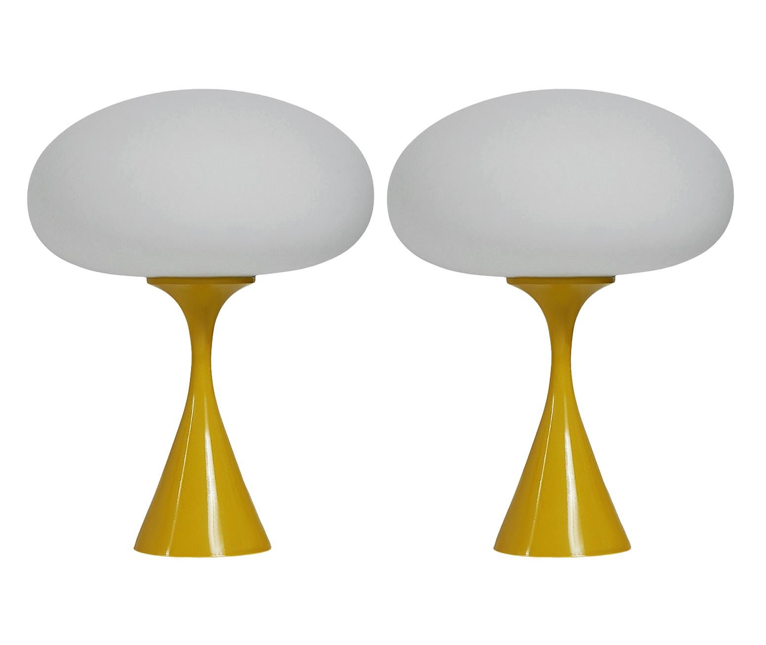 Aluminium Paire de lampes de bureau de style mi-siècle moderne en verre jaune et blanc de Designline en vente