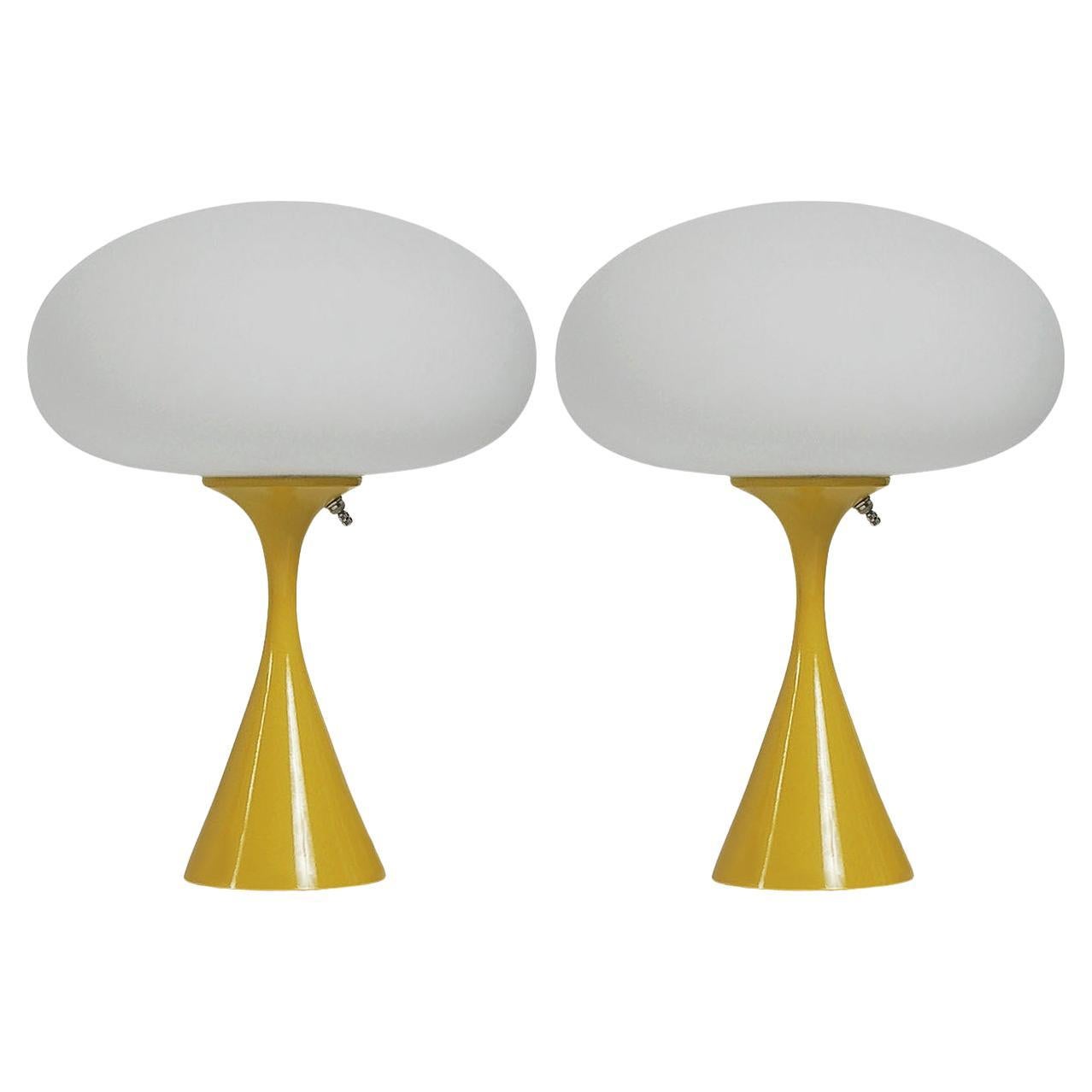 Paire de lampes de bureau de style mi-siècle moderne en verre jaune et blanc de Designline
