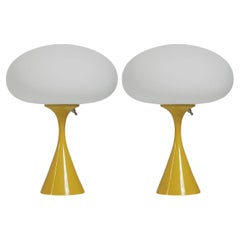 Paire de lampes de bureau de style mi-siècle moderne en verre jaune et blanc de Designline